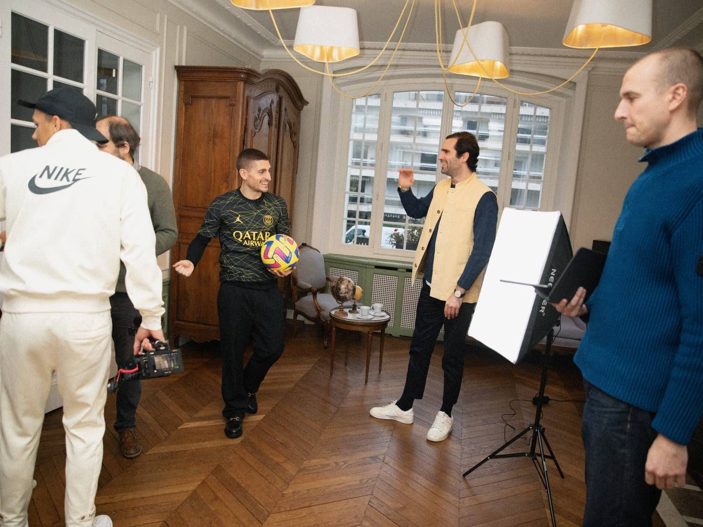 Unisports team ,der arbejder dedikeret med at producere indhold på sociale medier, består af 15 medarbejdere. Her ses Kasper Mølgaard-Nielsen fra Unisports content team bag kameraet i Paris til fotoshoot med PSG-stjernen og EM-vinderen Marco Verratti. | Photo: Unisport/Pr