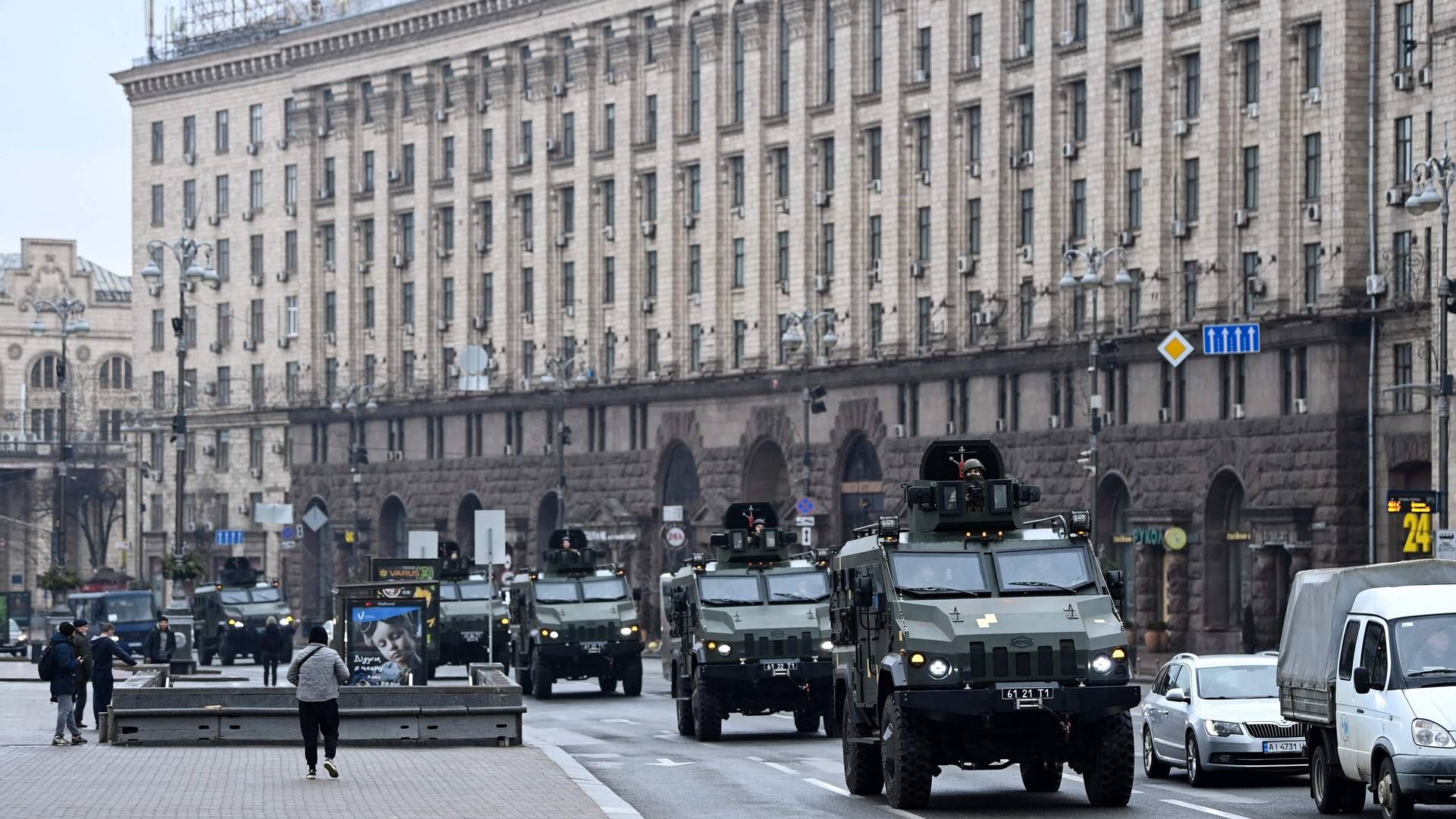 Ukrainske militærkøretøjer kører igennem Kyiv den 24. februar 2022. | Foto: Daniel Leal/AFP/Ritzau Scanpix