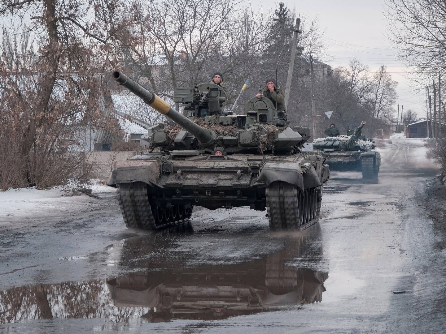 Kampvognene ruller fortsat i Ukraine et år efter Ruslands invasion af landet. | Foto: Stringer