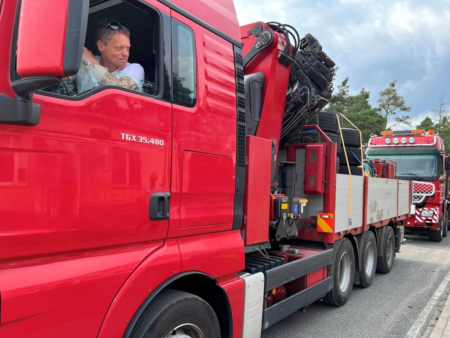 Eddie Rune Karlsen i Statnett bak rattet på et spesialkjøretøy på vei til Ukraina med beredskapsmaster og annet utstyr i fjor sommer.