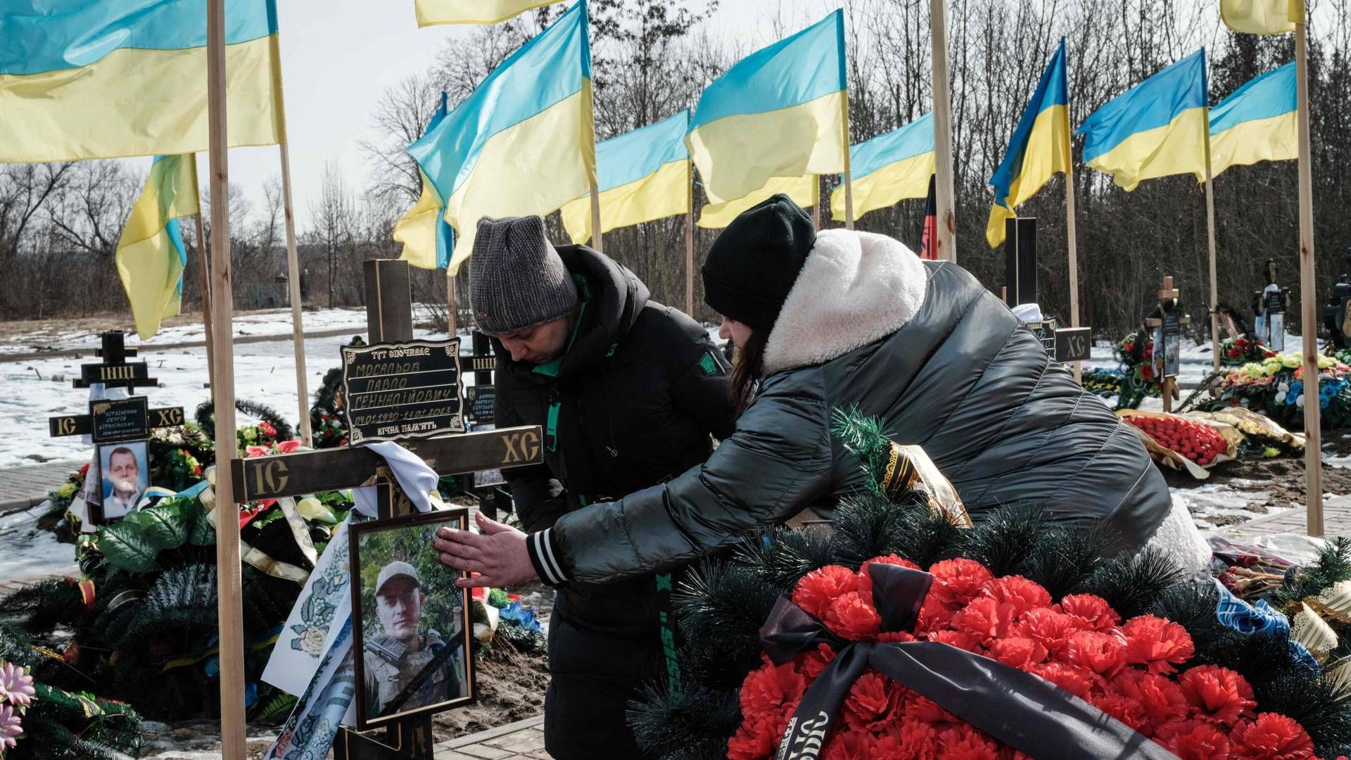 I Ukraine blev årsdagen for krigen 24. februar markeret flere steder. Her besøger pårørende en ukrainsk soldats grav. | Foto: Yasuyoshi Chiba