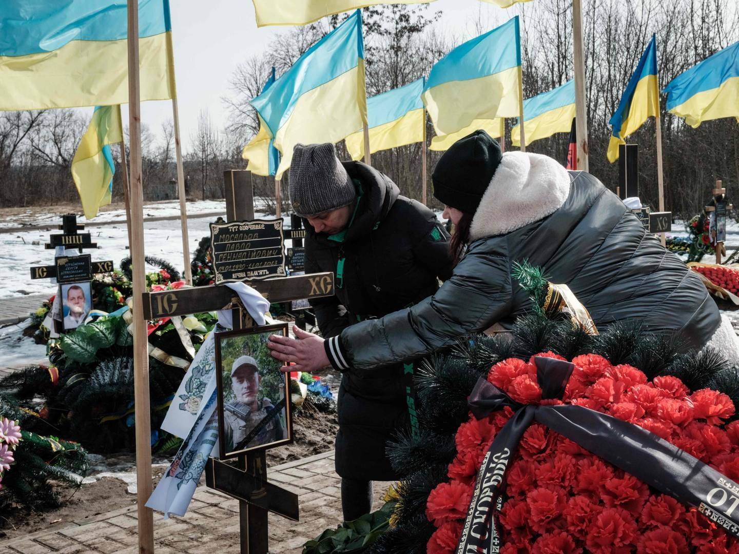 I Ukraine blev årsdagen for krigen 24. februar markeret flere steder. Her besøger pårørende en ukrainsk soldats grav. | Photo: Yasuyoshi Chiba