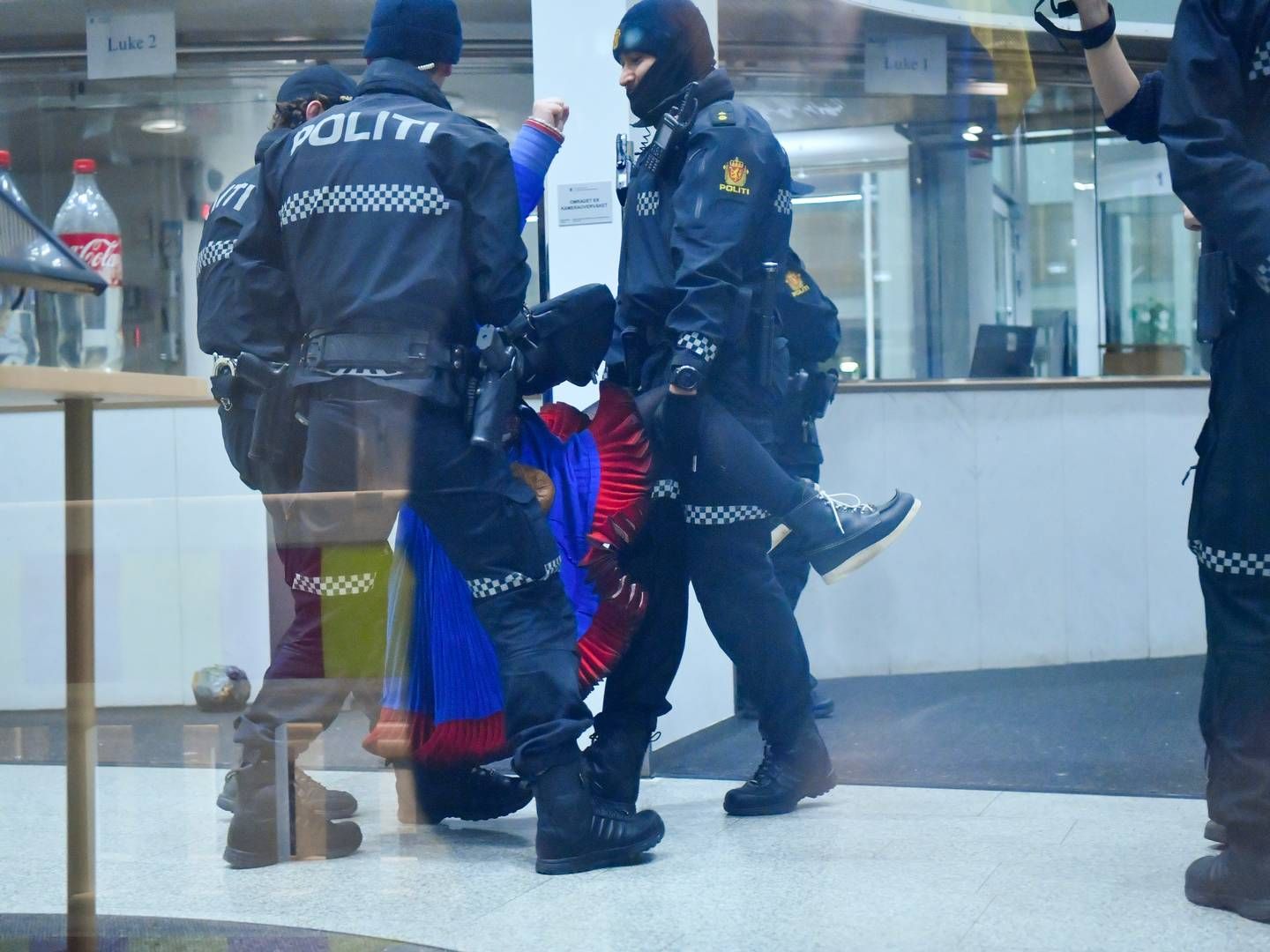 BÆRT UT: Politiet fjernet aksjonistene fra regjeringskvartalet natt til mandag. | Foto: Rodrigo Freitas / NTB