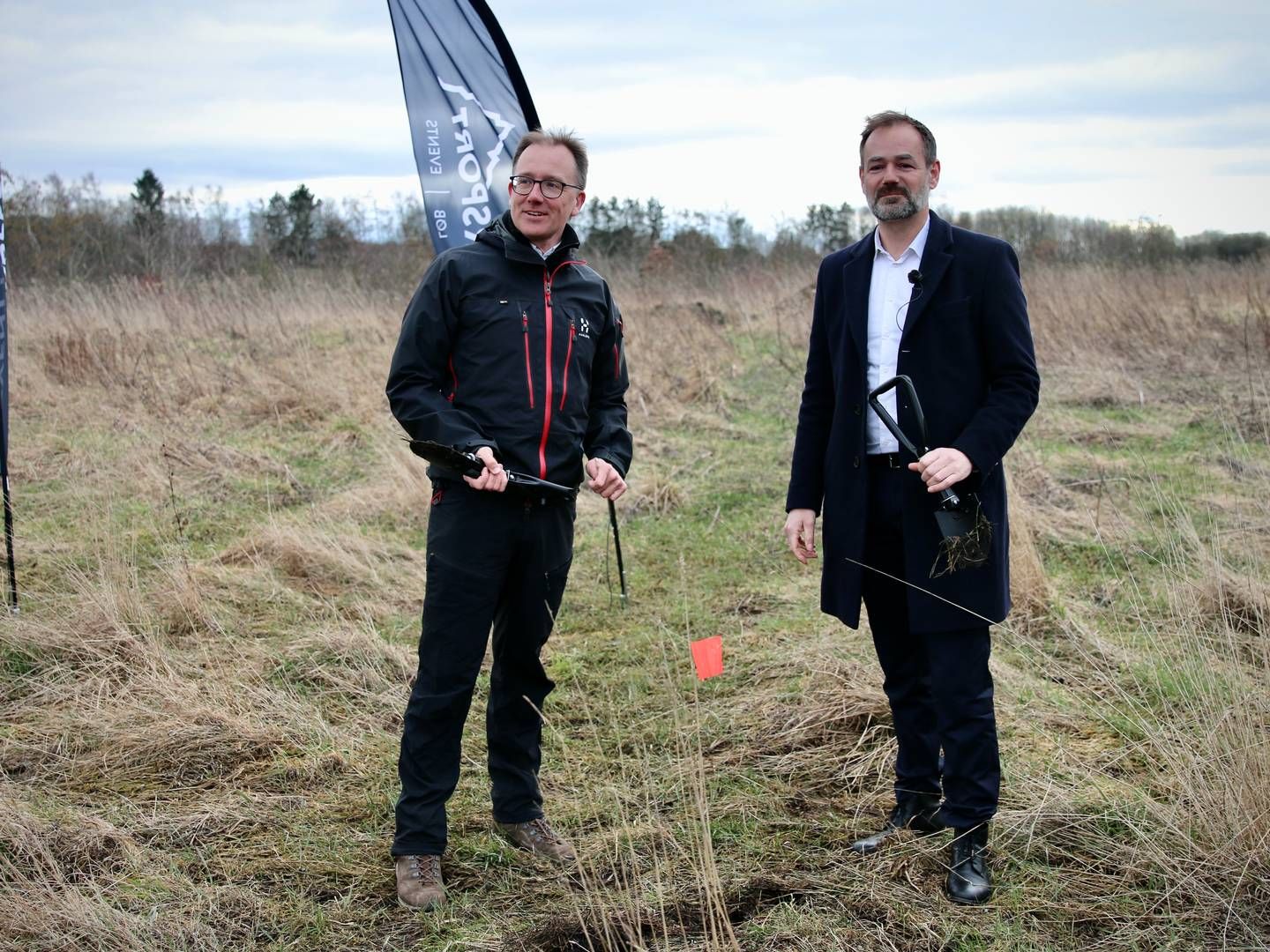 Adm. direktør i Eventyrsport Lars Sejer Sørensen og borgmester i Aarhus Jacob Bundsgaard da første spadestik til et 10.000 kvm stort lager blev taget fredag. | Foto: Eventyrsport