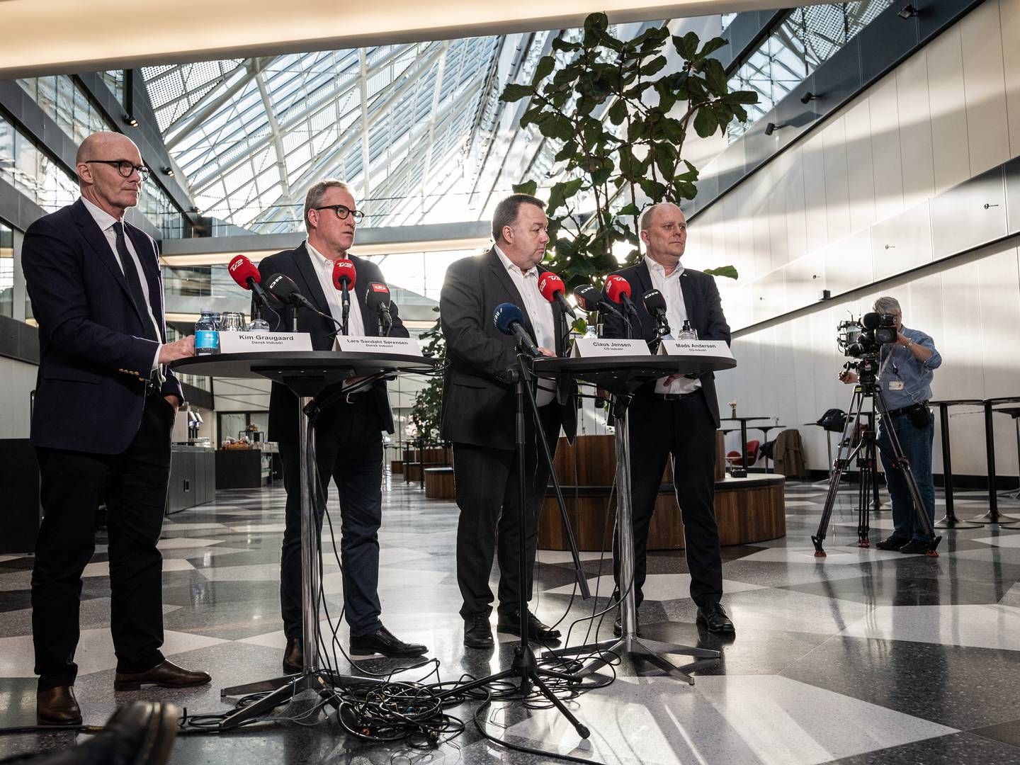 Formænd fra CO-industri og Dansk Industri præsenterer ny overenskomstaftale. | Foto: Emil Helms