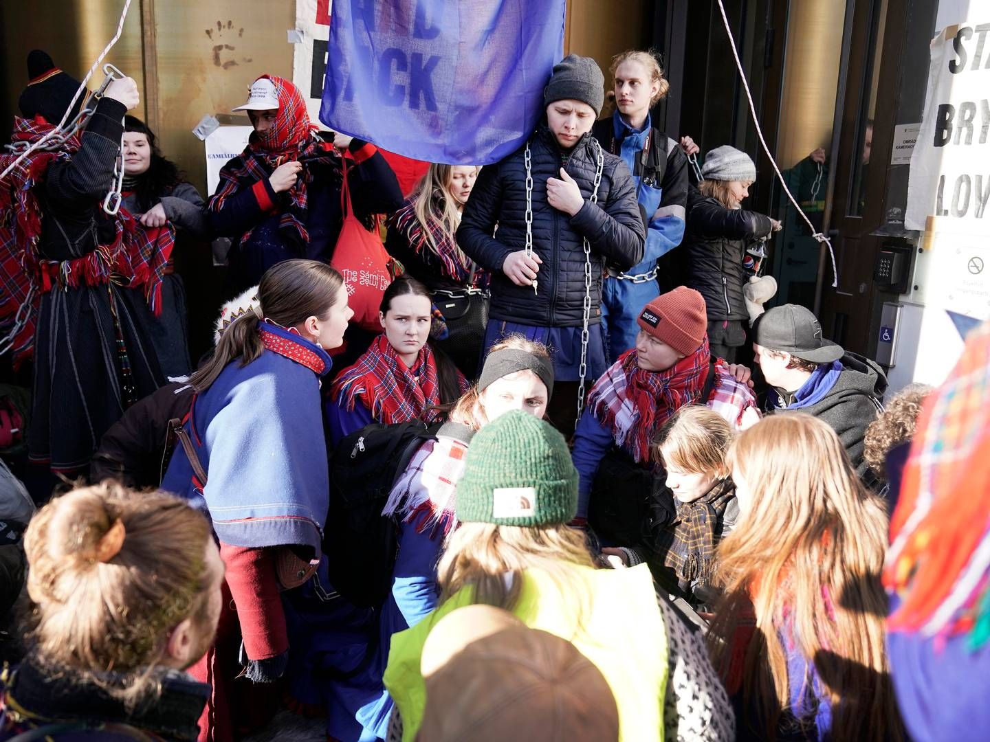 LENKER SEG FAST: Fosen-demonstrantene ved Olje- og energidepartementet har i 13-tiden mandag lenket seg fast med kjettinger. | Foto: Stian Lysberg Solum / NTB