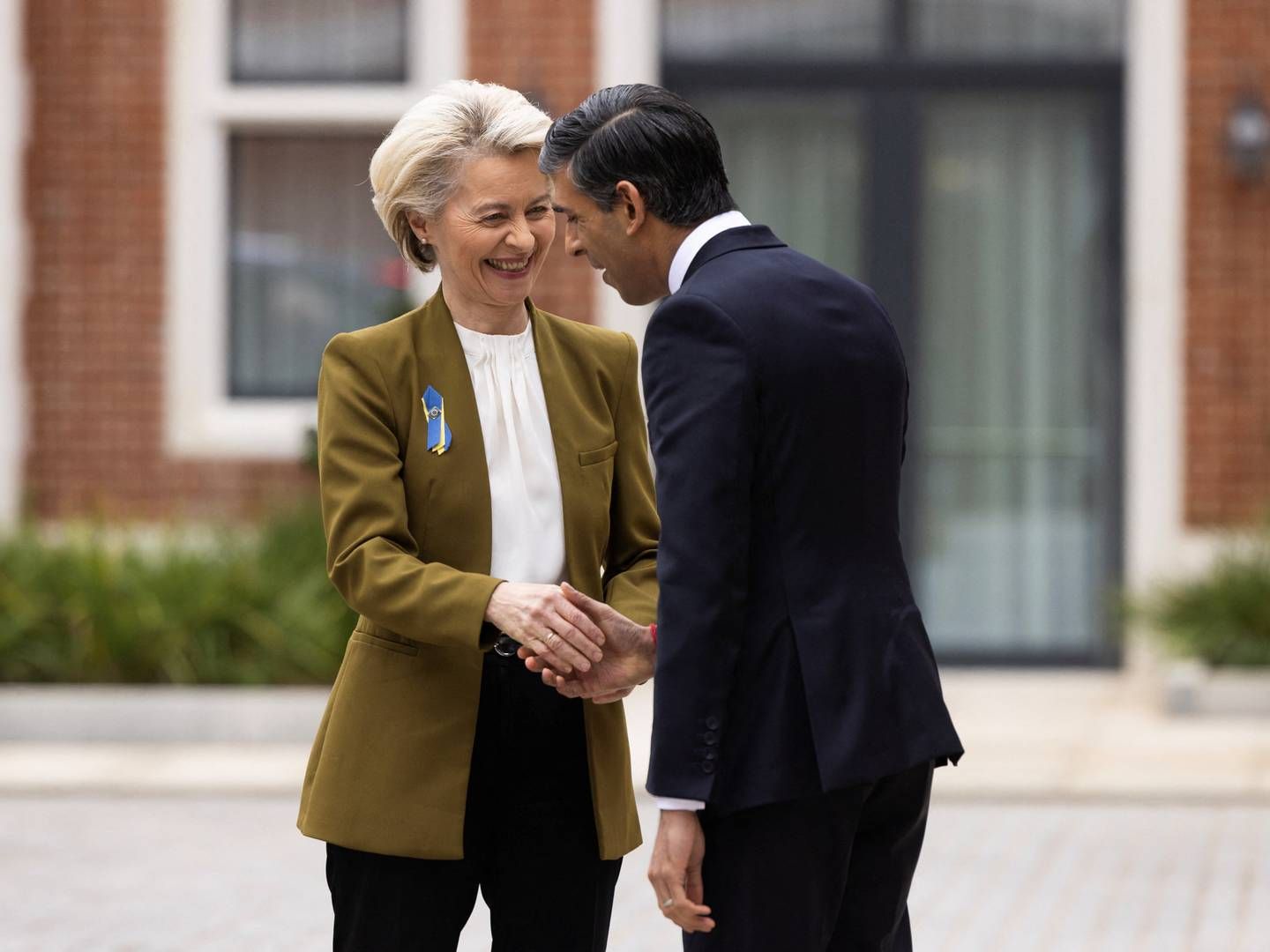 EU-Kommissionens formand, Ursula von der Leyen, hilser på Storbritanniens premierminister, Rishi Sunak | Foto: Dan Kitwood / Reuters / Ritzau Scanpix