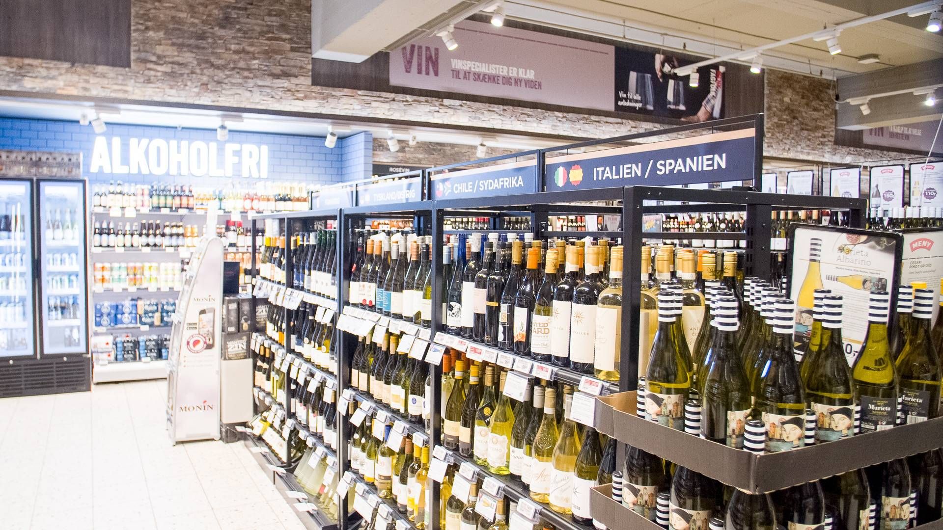 Varer som vin, dyrt kød og elektronik bliver i stigende grad låste inde i supermarkederne for at undgå tyveri. | Foto: Pr / Meny