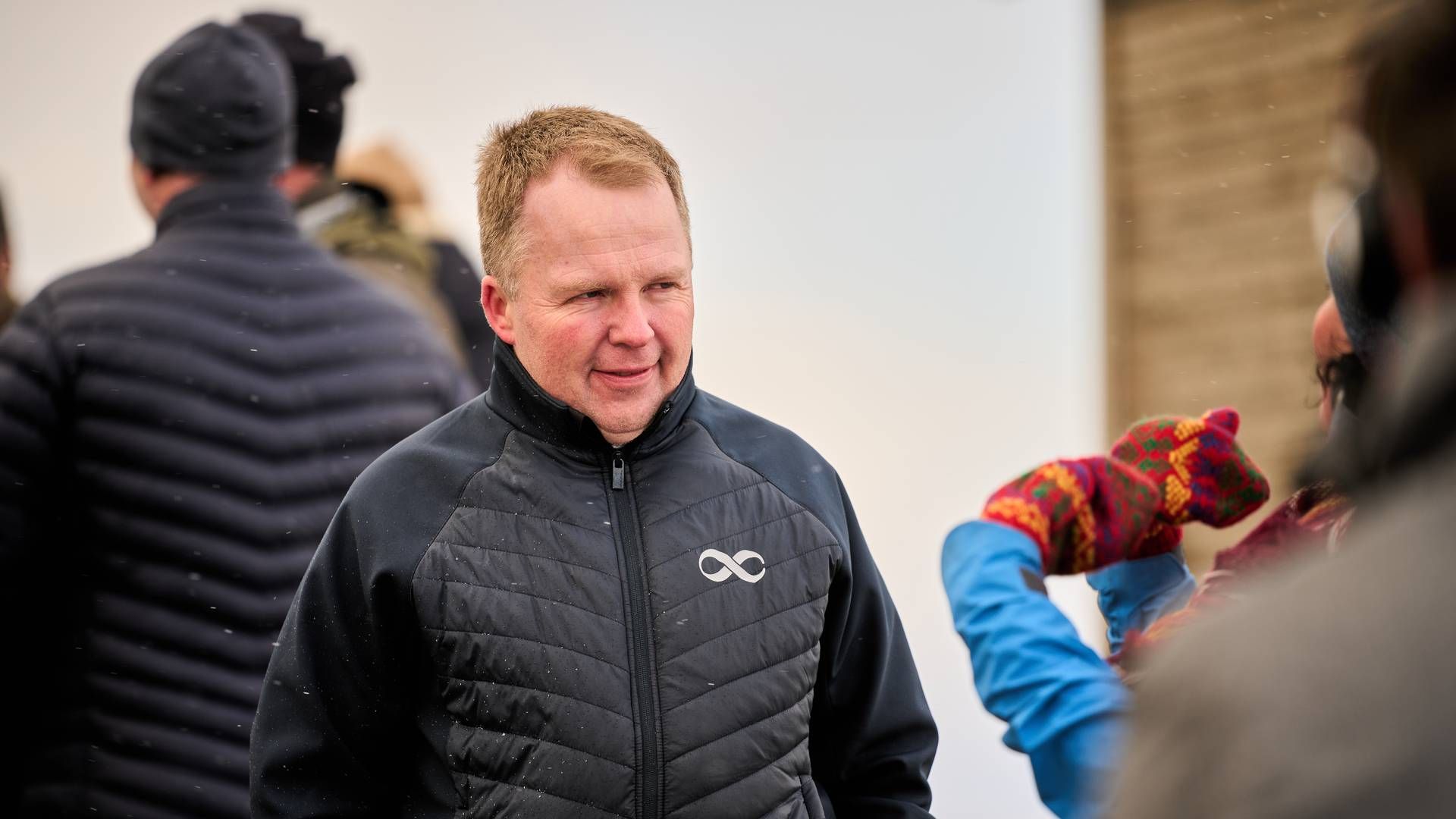 FÅR STÅ: Vindturbinene på Roan får stå til 2043. Her er Aneos kommunikasjonsdirektør under et statsrådsbesøk på Fosen i 2021. | Foto: Ole Martin Wold / NTB