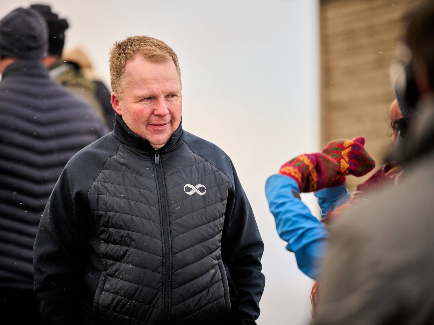 FÅR STÅ: Vindturbinene på Roan får stå til 2043. Her er Aneos kommunikasjonsdirektør under et statsrådsbesøk på Fosen i 2021. | Foto: Ole Martin Wold / NTB