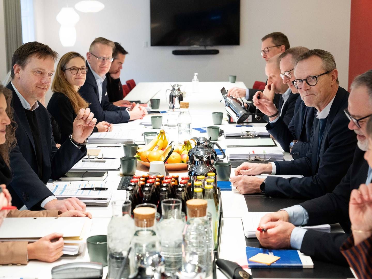 Karsten Breum (tv. forrest), der er formand for Finanssektorens Arbejdsgiverforening, er glad for, at han sammen med sin modpart, Finansforbundet, lykkedes med at lande en overenskomst onsdag morgen. | Foto: Claus Beck