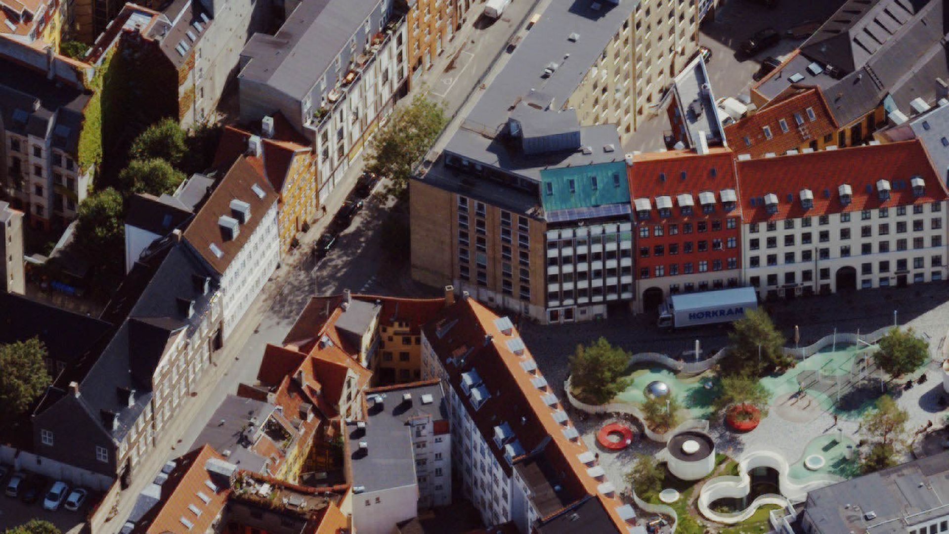 Kontorejendommen, der ses midt i billedet, er placeret på hjørnet mellem Hauser Plads og Åbenrå i København. | Foto: Styrelsen for Dataforsyning og Infrastruktur