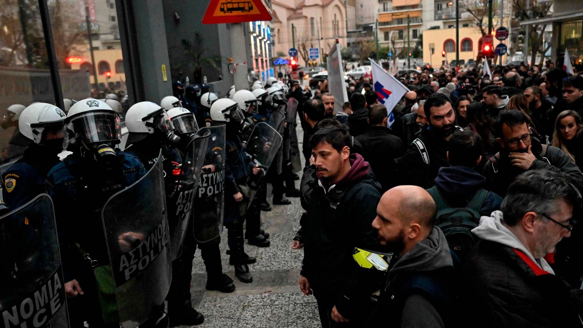 Demonstranter og politi foran jernbaneoperatøren Hellenic Trains hovedkvarter i Grækenland. | Foto: Louisa Gouliamaki/AFP/Ritzau Scanpix