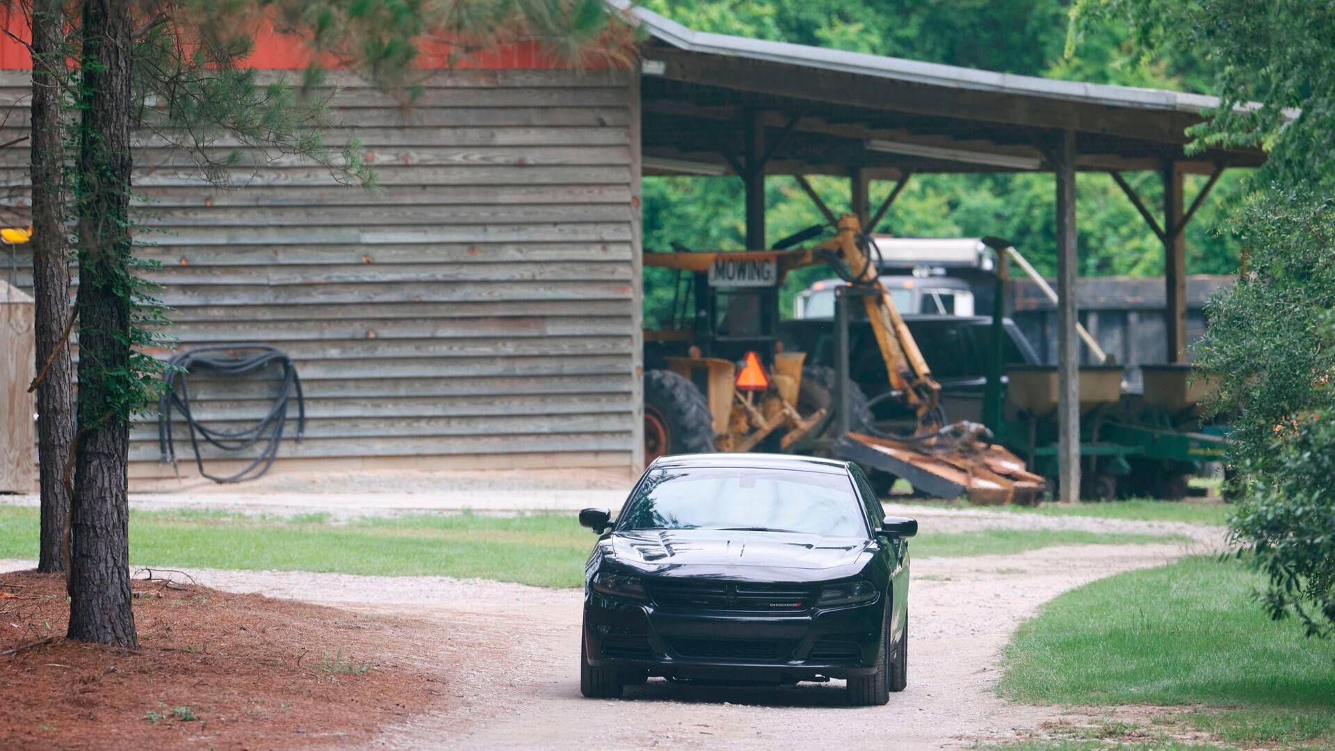En bil forlader en ejendom i South Carolina i juni 2021, hvor ligene af den 52-årige kvinde og hendes 22-årige søn blev fundet. | Foto: Andrew J. Whitaker / AP / Ritzau Scanpix