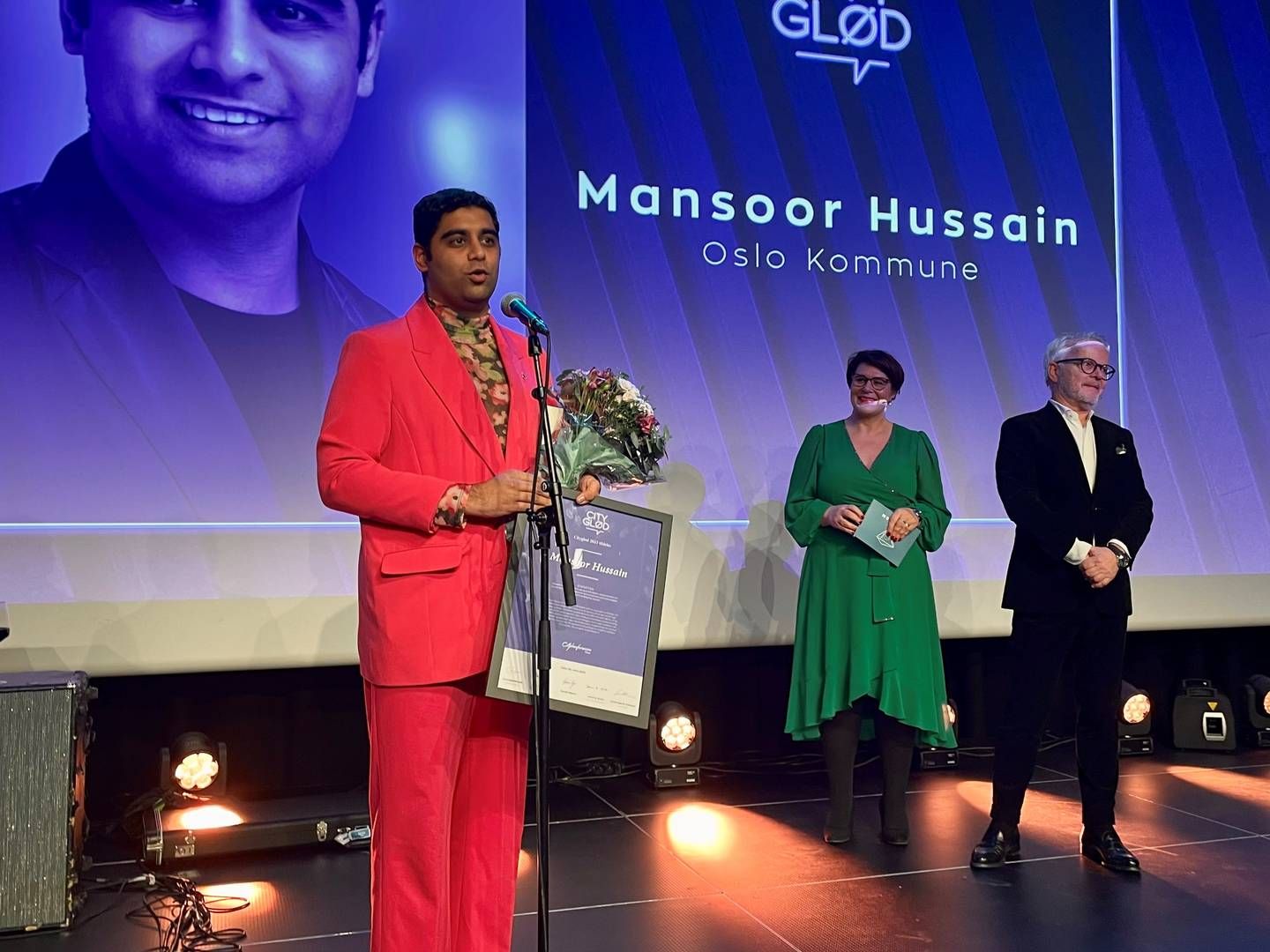 UNG OSLO-MANN: Mansoor Hussain vant Cityprisen 2023, tildelt av en jury bestående av Norsk Eiendom, Ung i Næringseiendom, i tillegg til avtroppet Aspelin Ramm-direktør Gunnar Bøyum (som står til høyre i bildet, ved siden av Norsk Eiendom-direktør Tone Tellevik Dahl). | Foto: Norsk Eiendom
