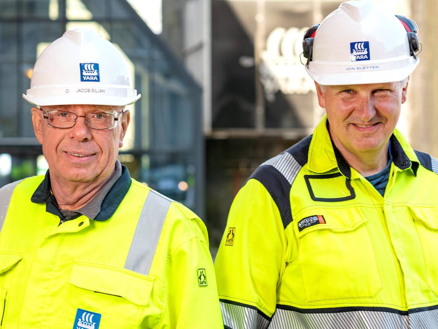 FORNØYD: Ole-Jacob Siljan (t.v), fabrikksjekk i Porsgrunn, kaller den nye avtalen for en milepæl. Her med sin forgjenger Jon Sletten i 2021. | Foto: Tom Riis/Yara