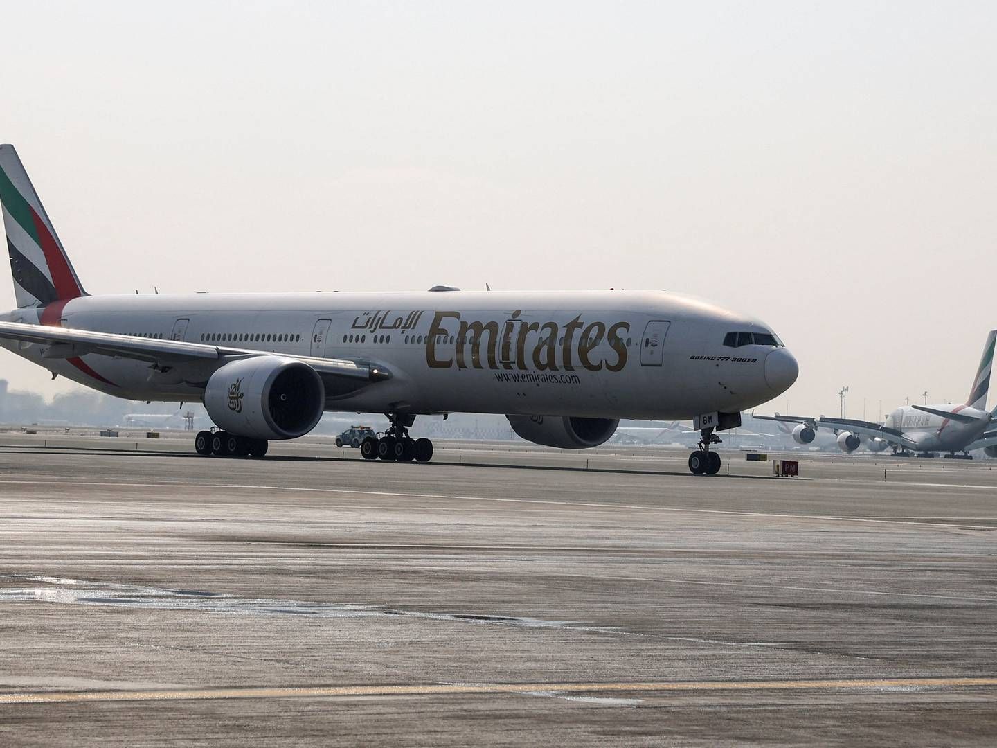 Et fly fra Emirates få momenter før det lettede fra lufthavnen i Dubai med den ene af to jetmotorer fuld af bæredygtigt flybrændstof (SAF). | Foto: Rula Rouhana/Reuters/Ritzau Scanpix