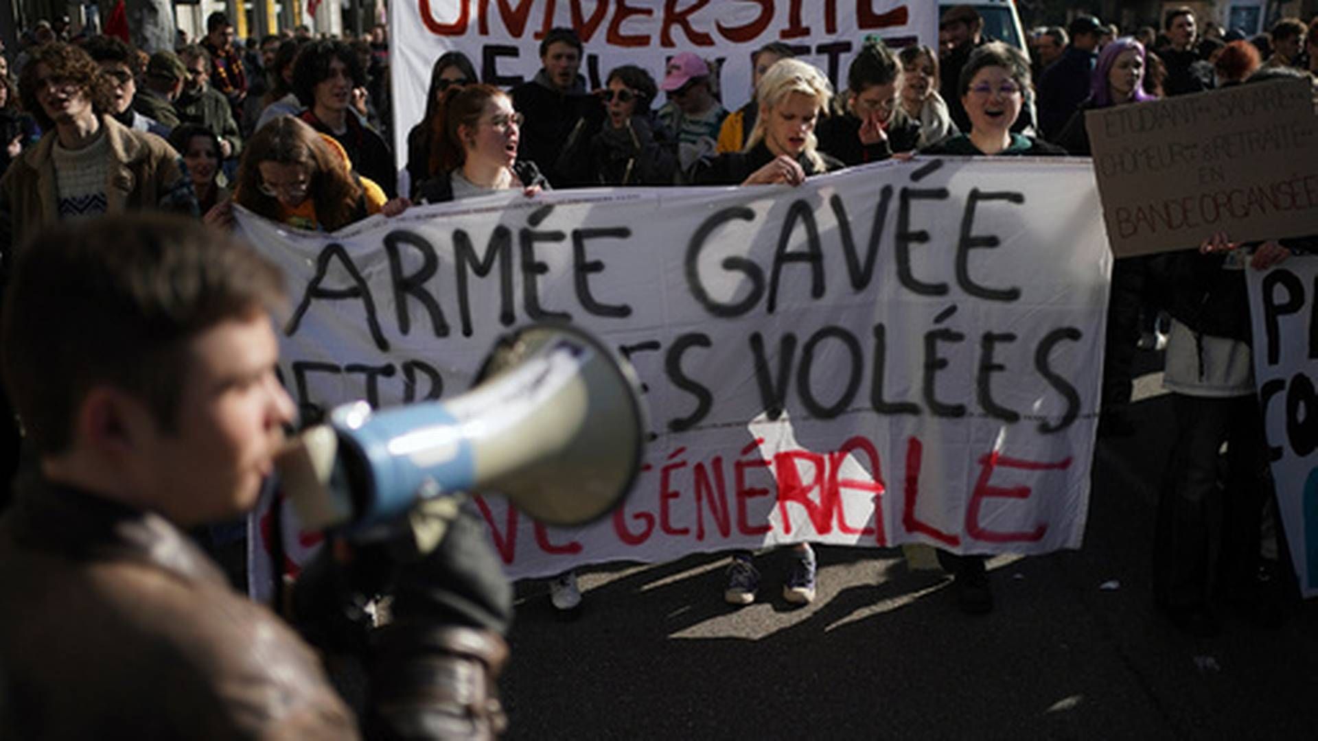 MISFORNØYDE; Demonstranter protesterer mot Frankrikes omstridte pensjonsreform i Lyon tirsdag morgen. | Foto: Laurent Cipriani / AP / NTB