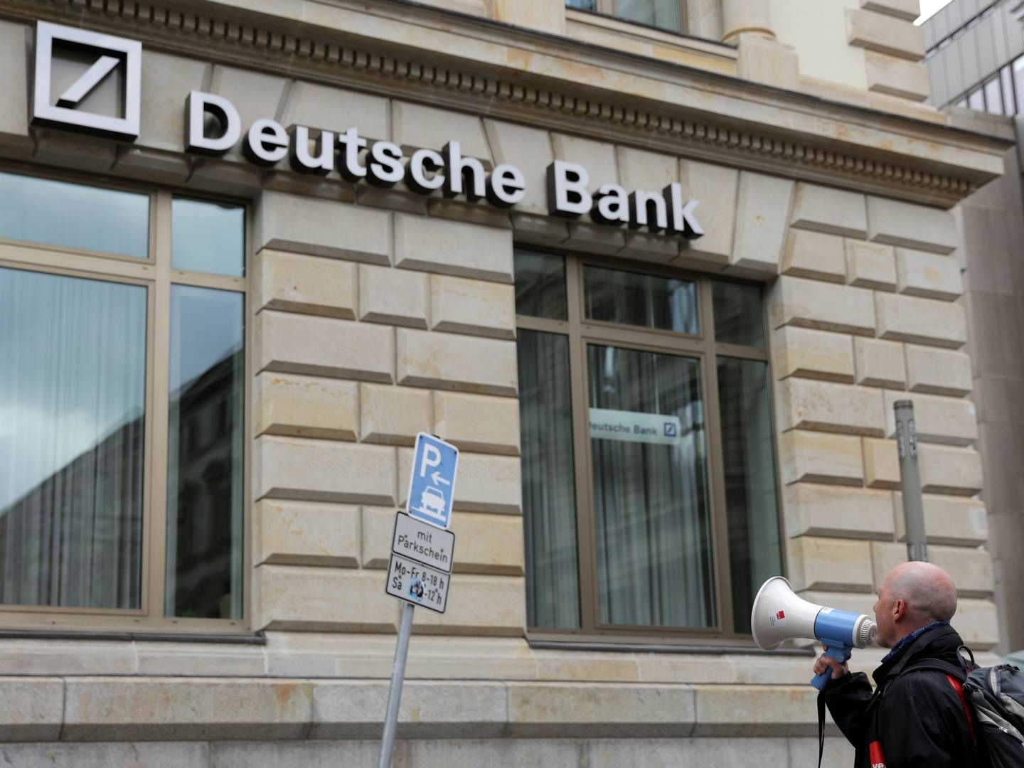 Deutsche Bank und Arbeitnehmervertreter stehen vor der nächsten Verhandlungsrunde über den neuen Tarifvertrag für PCC Services. | Foto: picture alliance / dpa | Axel Heimken
