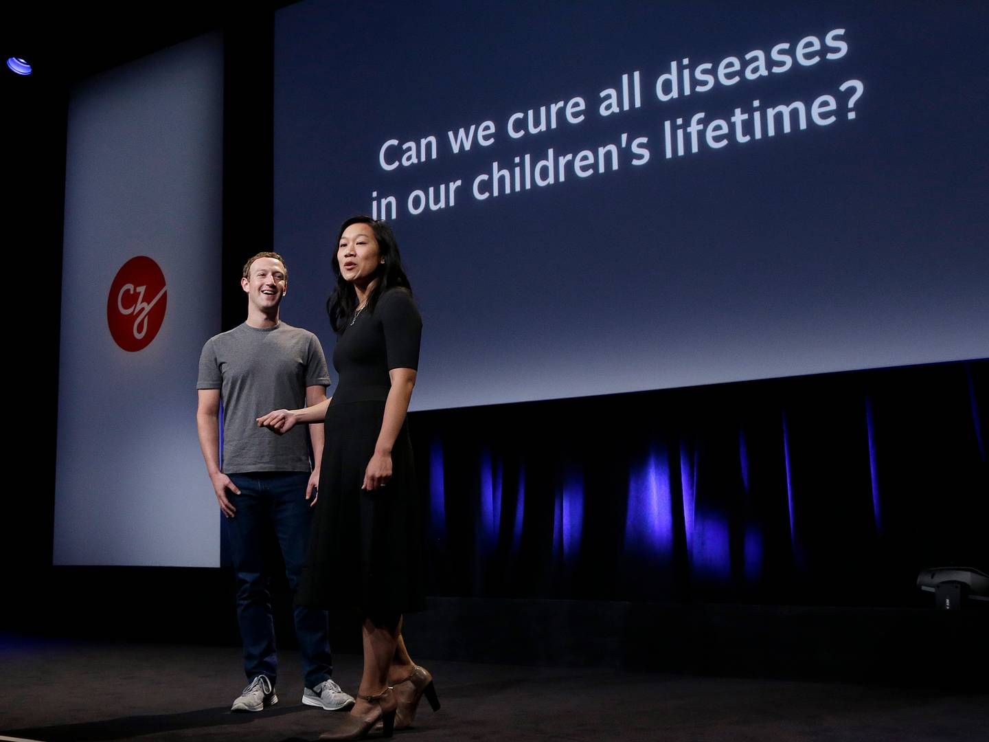Facebooks stifter og direktør, Mark Zuckerberg, og hans kone Priscilla Chan opretter et nyt forskningscenter i Chiacgo, der får som mål over en 10-15 årig periode at forstå og behandle inflammatoriske tilstande. | Foto: Jeff Chiu/AP/Ritzau Scanpix