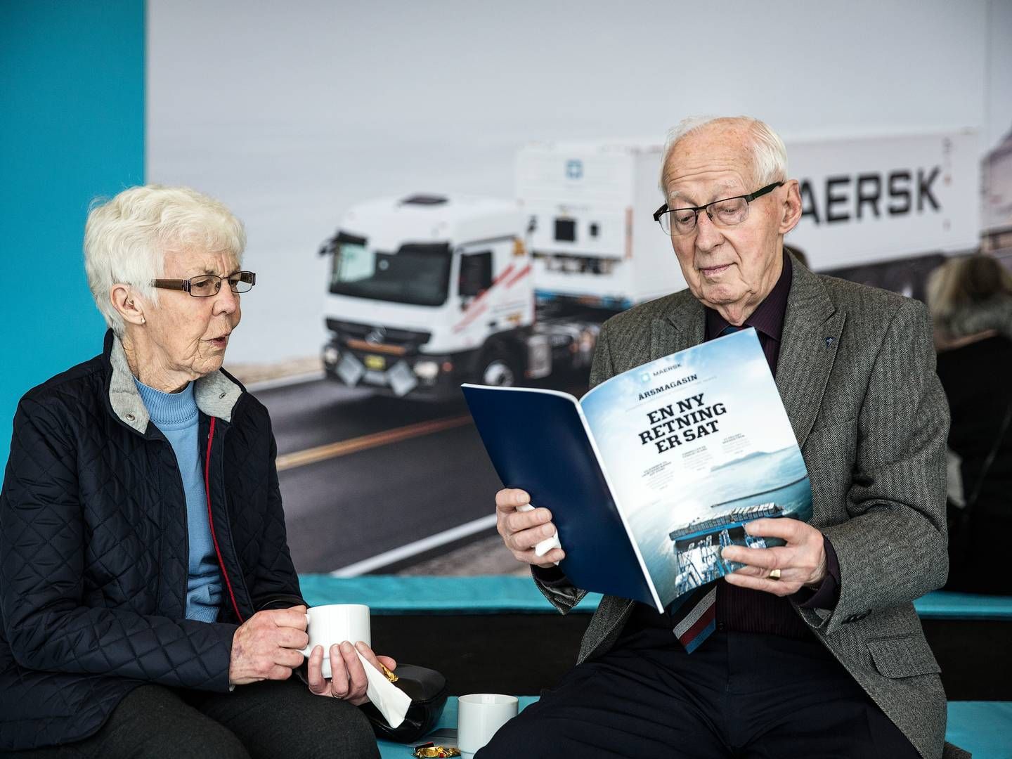 Aktionærer fra en tidligere generalforsamling i Maersk studerer årsrapporten. | Foto: Niels Hougaard