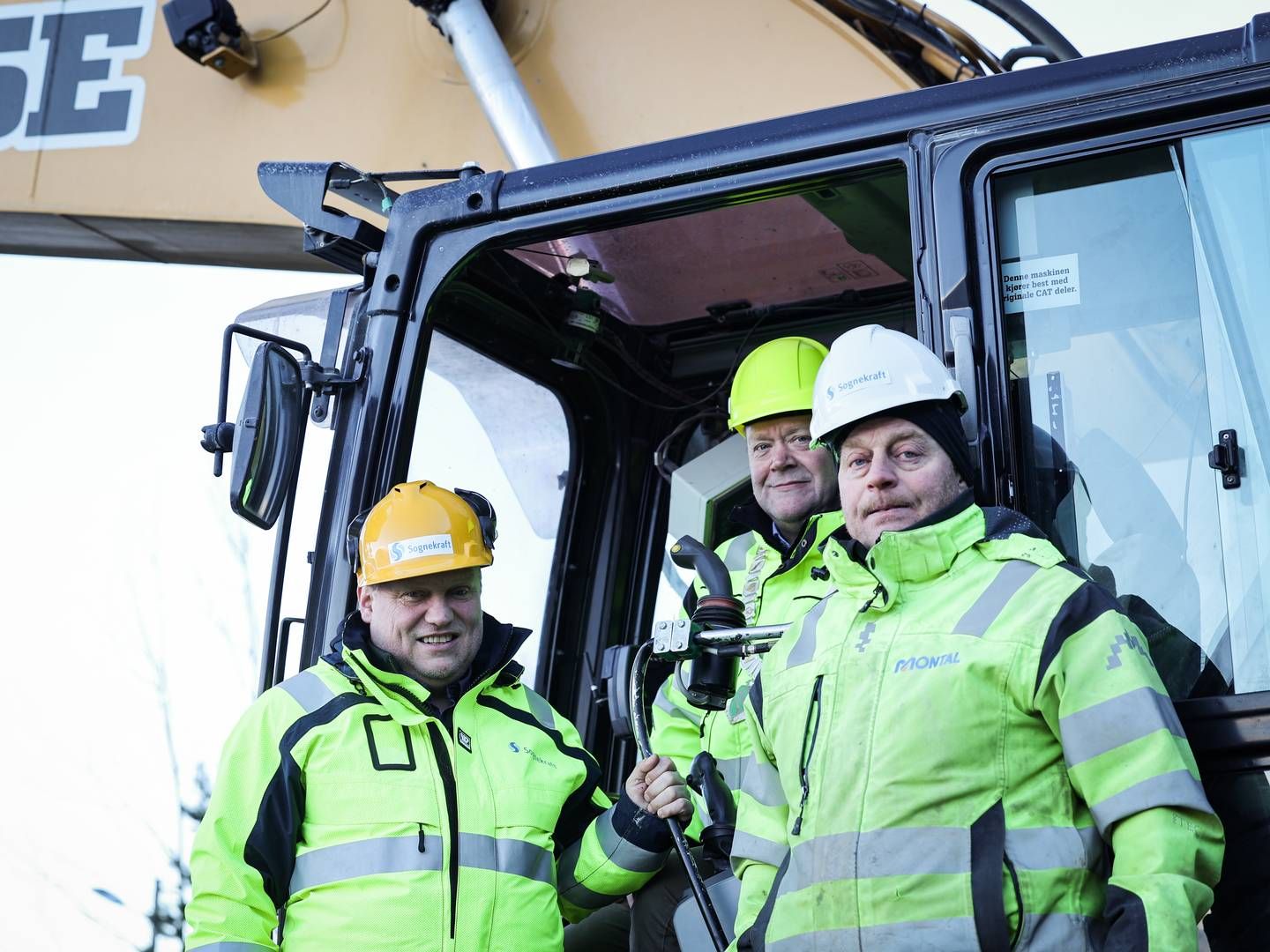 STARTET: Sognekraft har starter arbeidet med å realisere Feios kraftverk. Her er konsernsjef Terje Bakke Nævdal (t.v.) Her er Nævdal med Erik Berdal, leder for styringsgruppen til grunneierne i Feios. Bak spakene sitter Vik-ordfører Roy Egil Stadheim. | Foto: Sognekraft