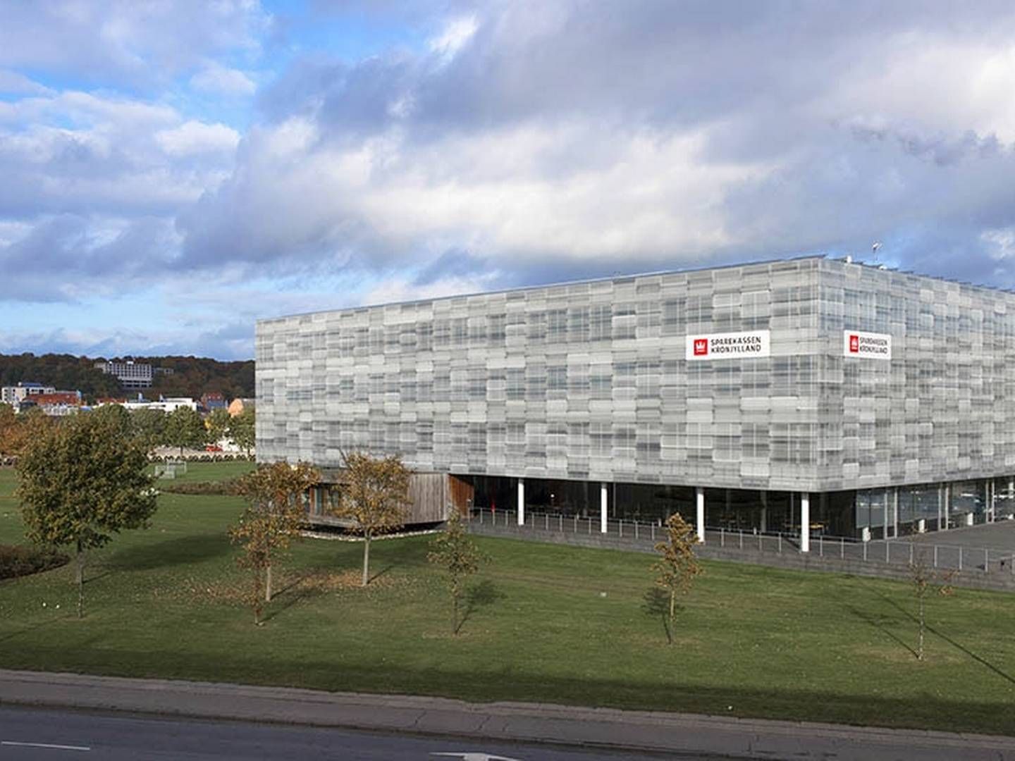 Sparekassen Kronjylland har hovedsæde i Randers og lukker nu filialen i Billum, efter at fire ud af fem medarbejdere har sagt op. | Foto: Pr/sparekassen Kronjylland