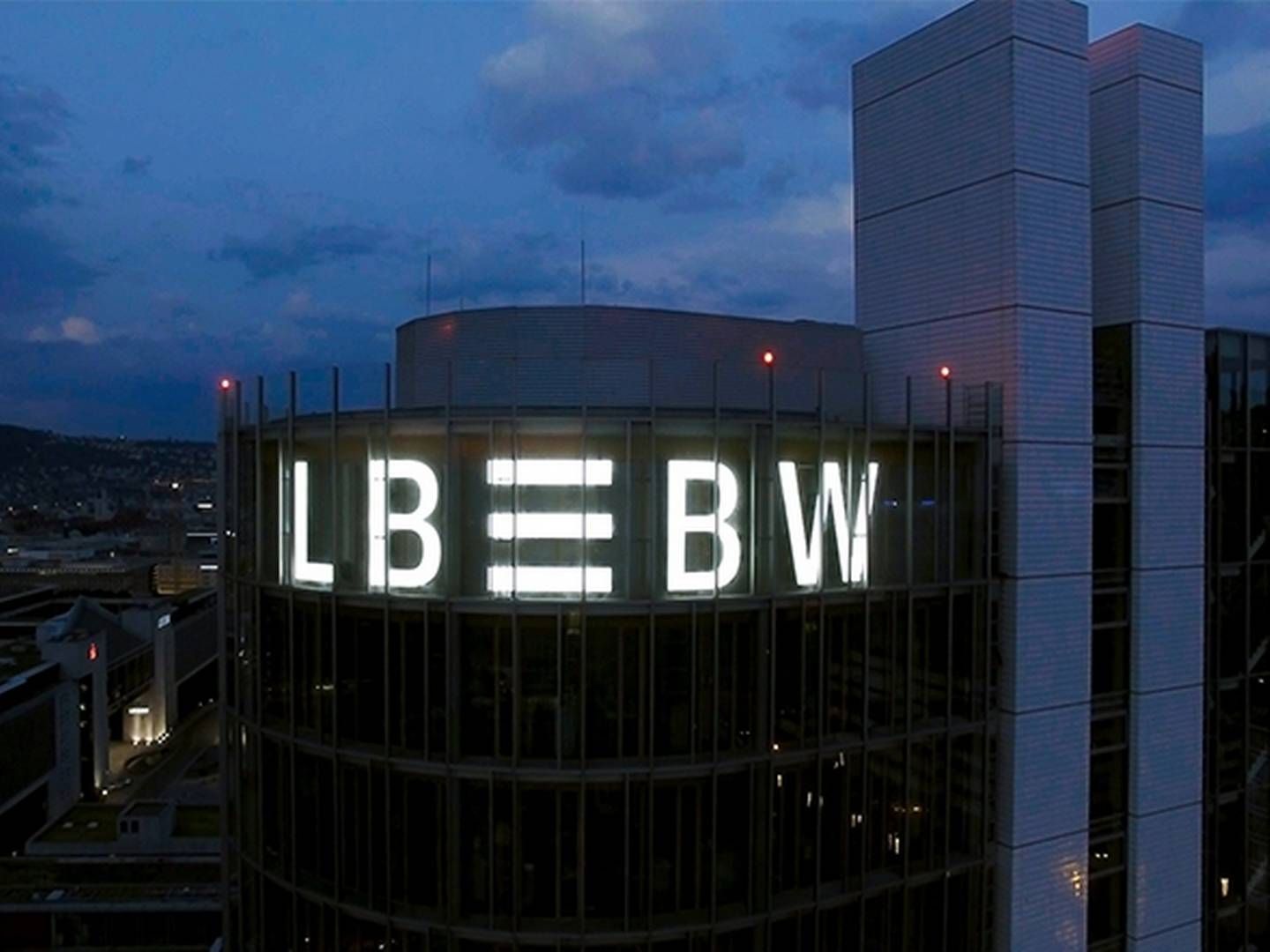 Das LBBW-Gebäude in Stuttgart bei Nacht. | Photo: LBBW