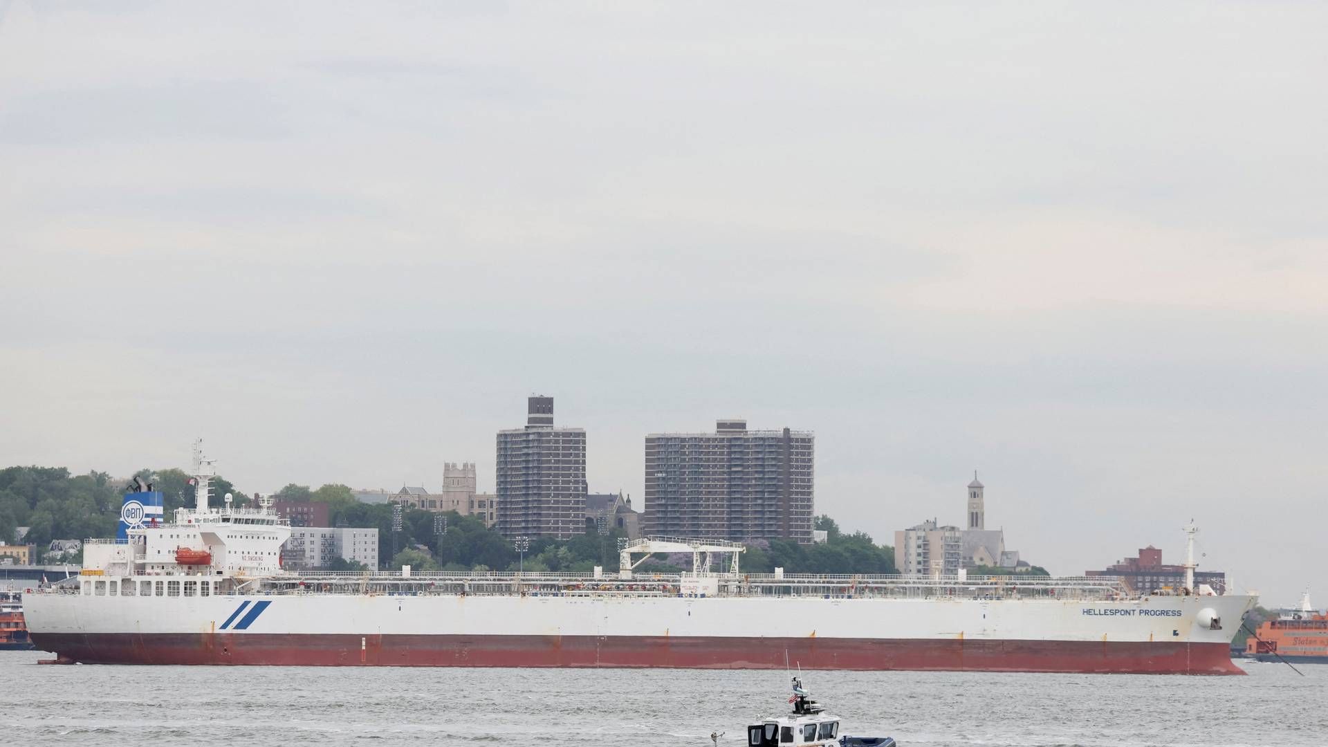 Olietankskib for anker i havnen i New York, USA. | Foto: Brendan Mcdermid