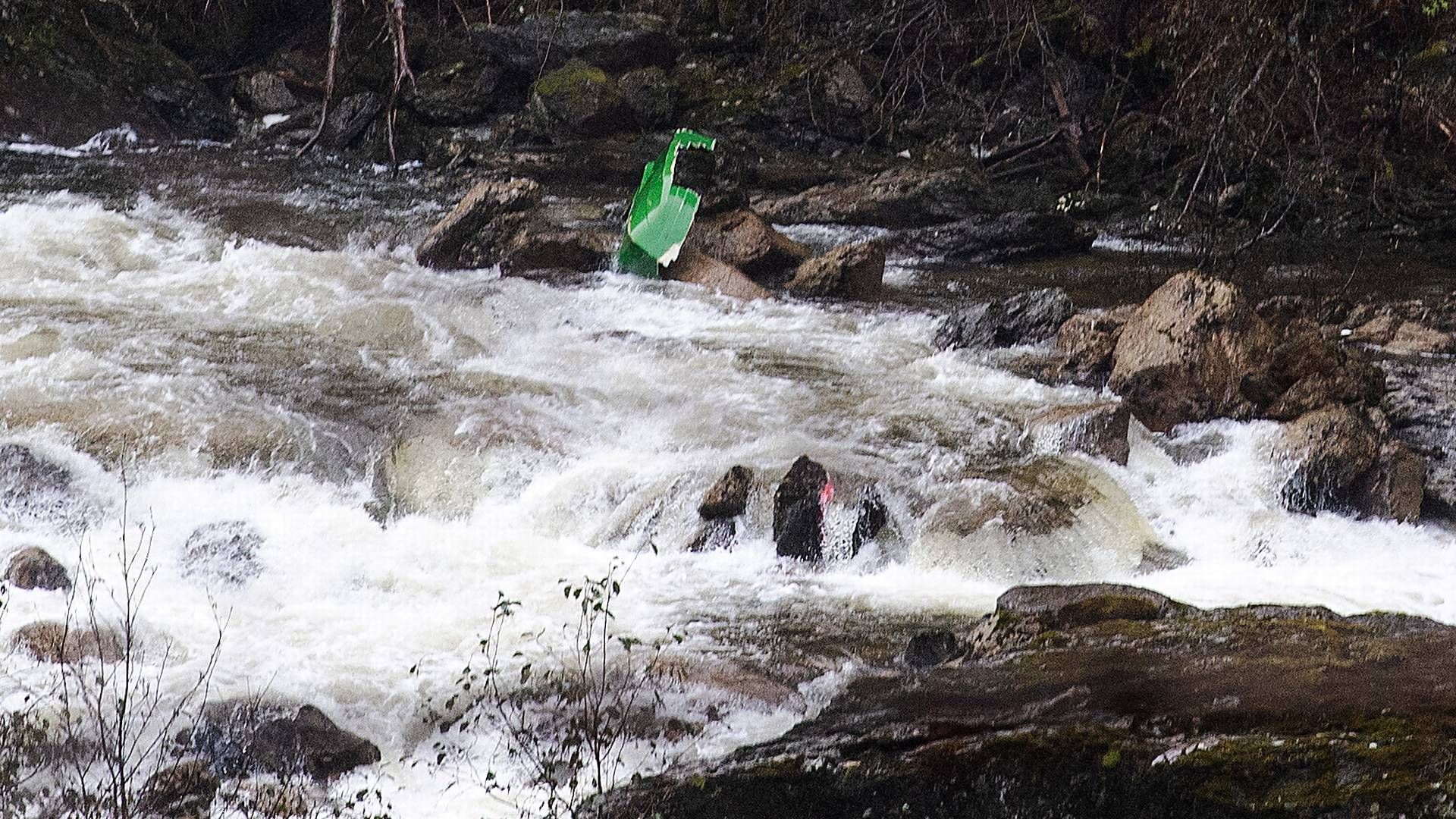 Tre personer omkom da skulle krysse elva Tokagjelet på Kvamskogen i Vestland i oktober 2021. På grunn av høy vannstand ble båten tatt av strømmen og de tre falt 15–20 meter ned i en foss og ble senere funnet omkommet. | Foto: Marit Hommedal / NTB