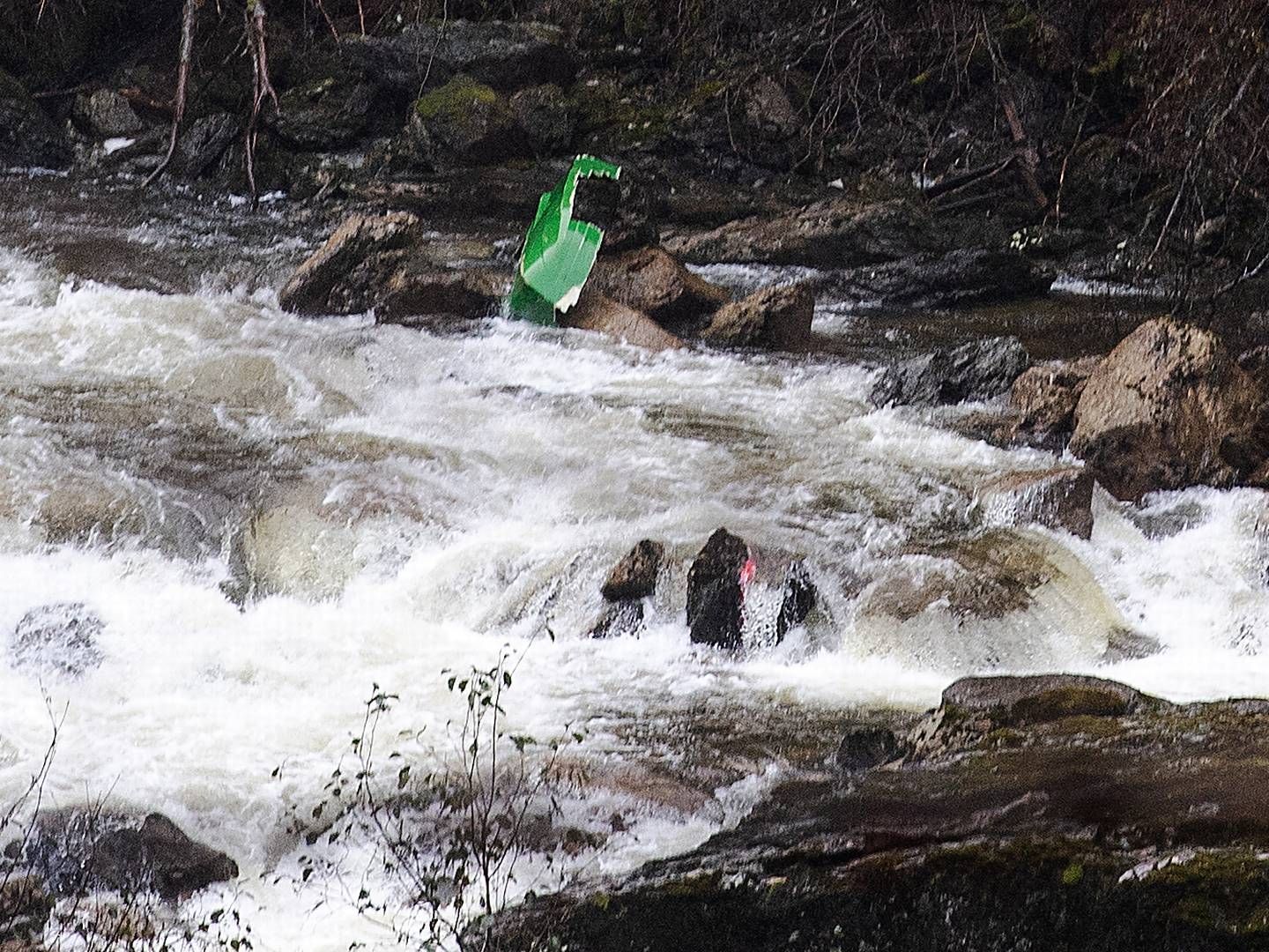 Tre personer omkom da skulle krysse elva Tokagjelet på Kvamskogen i Vestland i oktober 2021. På grunn av høy vannstand ble båten tatt av strømmen og de tre falt 15–20 meter ned i en foss og ble senere funnet omkommet. | Foto: Marit Hommedal / NTB
