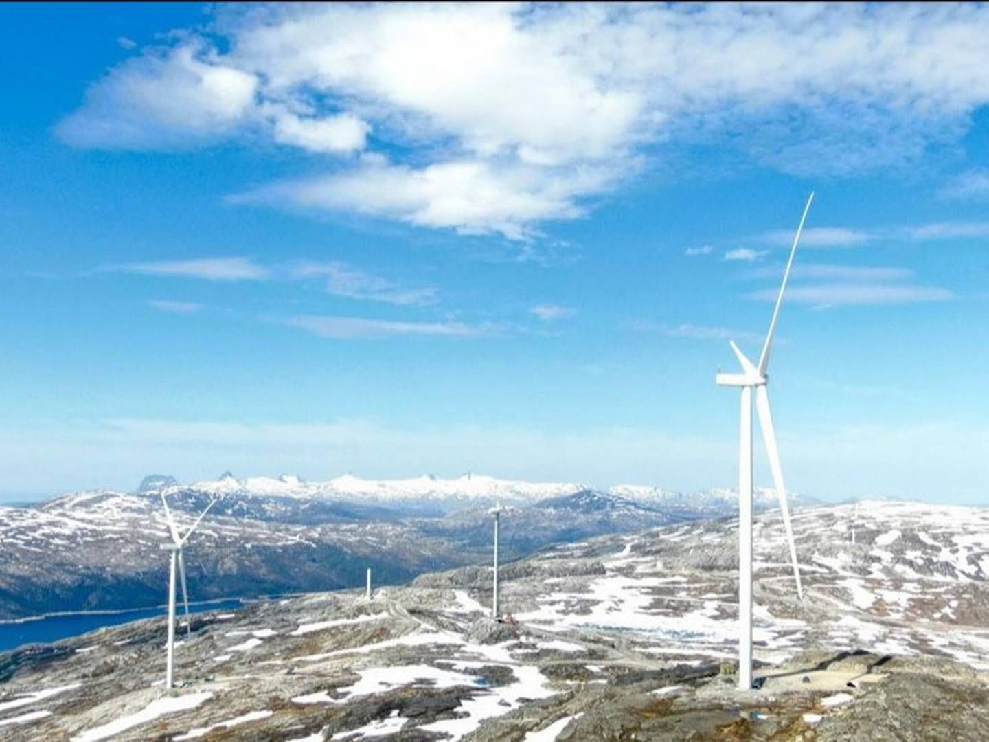 Øyfjellet vindkraftverk sto ferdig i 2022. Med 72 turbiner, og 400 MW installert effekt er det Norges største enkeltanlegg. Rundt 300 reinsdyr har flytteleie gjennom vindkraftområdet. | Foto: Øyfjellet Vind