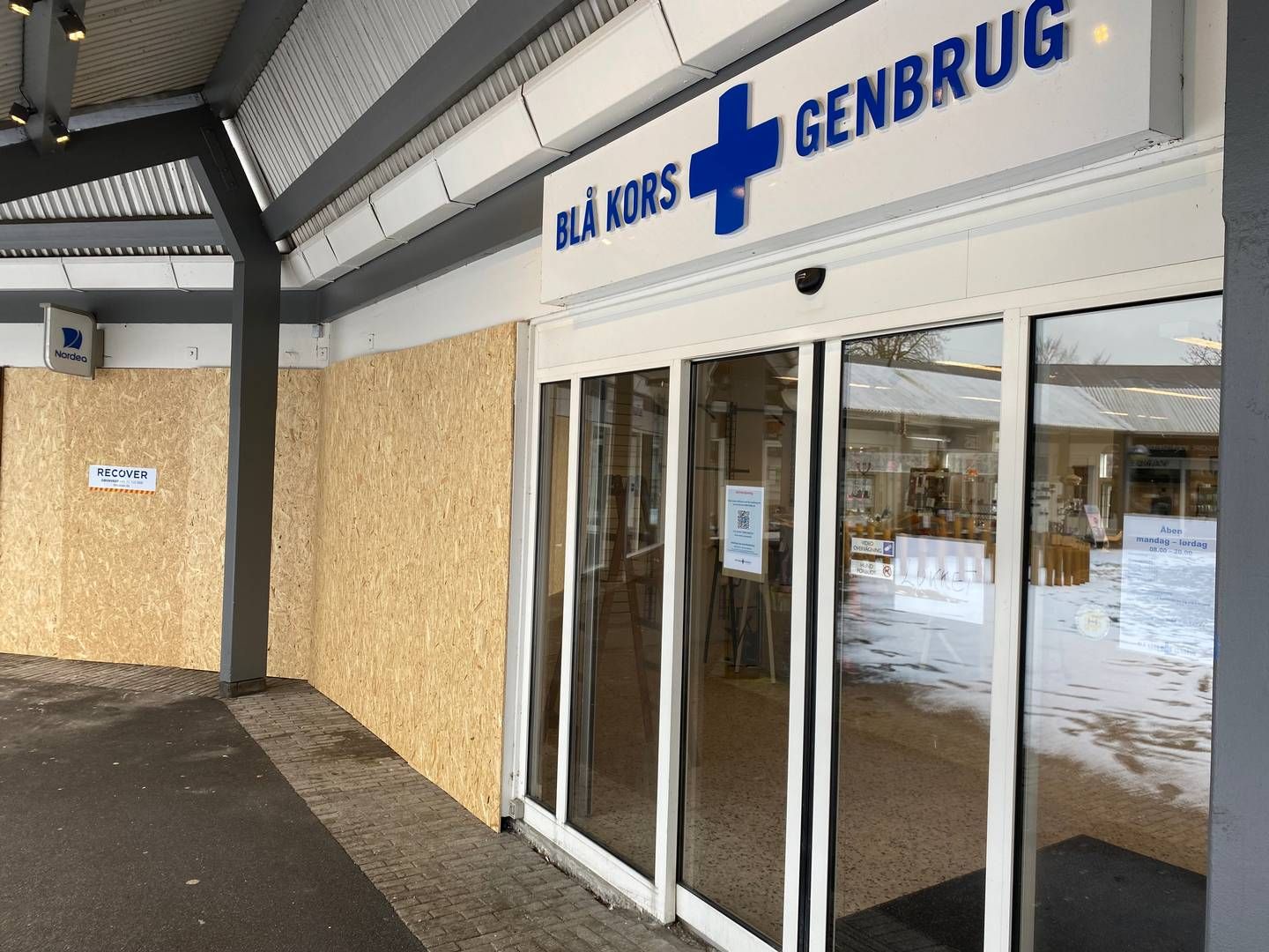 De ødelagte vinduer er fortsat skottet til i Blå Kors-butikken, der blev ødelagt af en eksplosion 22. februar. | Foto: Blå Kors