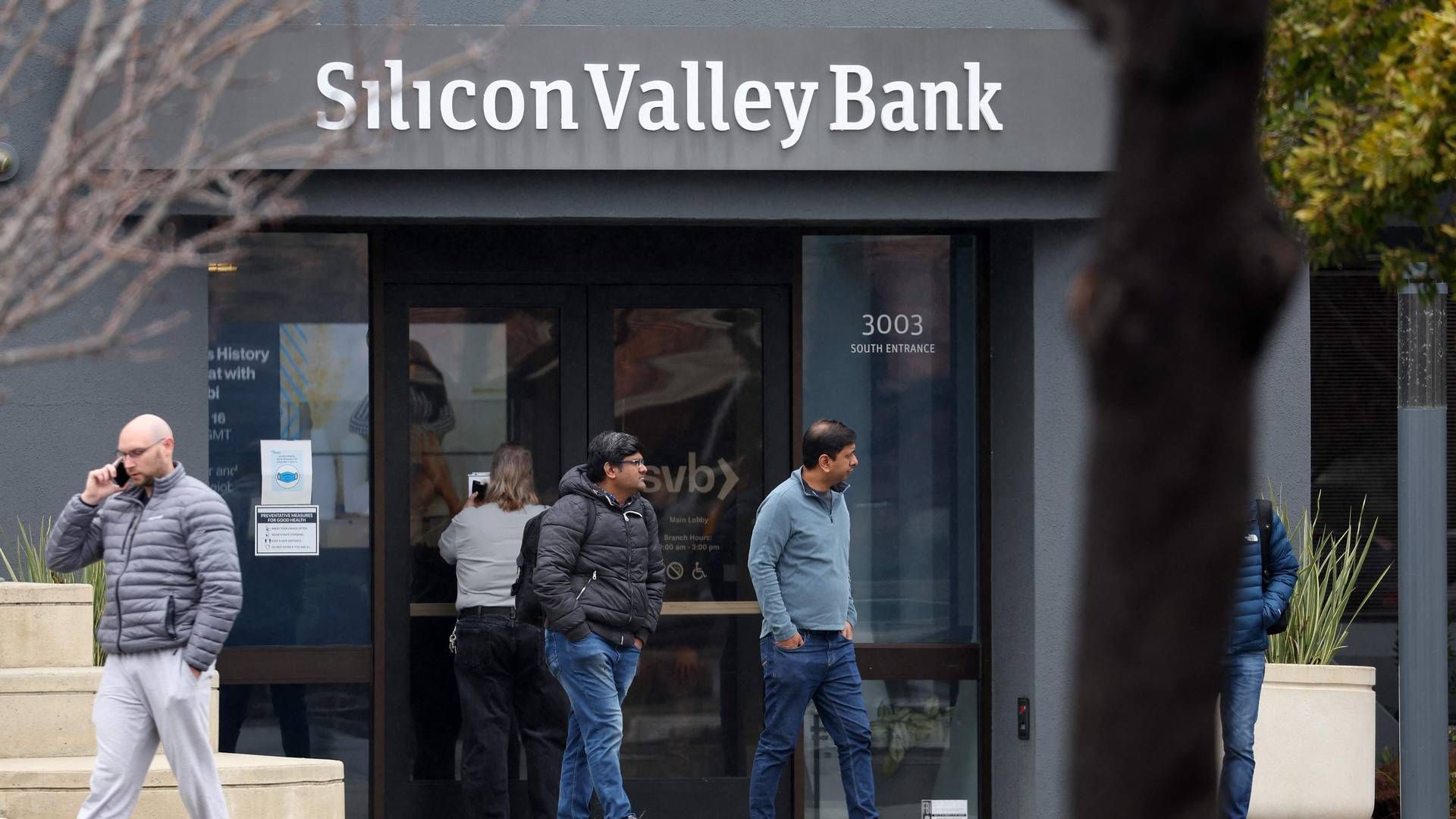 Medarbejdere uden for Silicon Valley Banks hovedkontor i byen Santa Clara, Californien, efter banken fredag blev lukket af delstatens finansmyndigheder | Foto: Justin Sullivan / AFP / Ritzau Scanpix