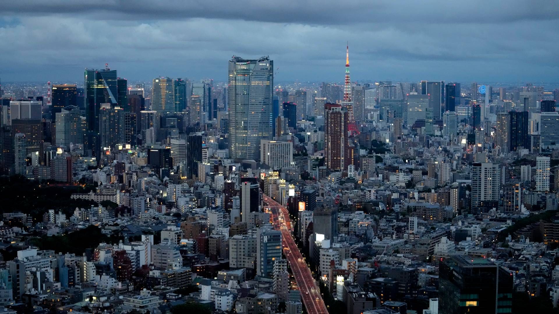 HÅPER PÅ HAVVIND-RUSH: Verdens tredje største økonomi jobber sakte men sikkert med å omstille seg til fornybart, ifølge et UD-notat. Her fra Tokyo. | Foto: Markus Schreiber / AP / NTB
