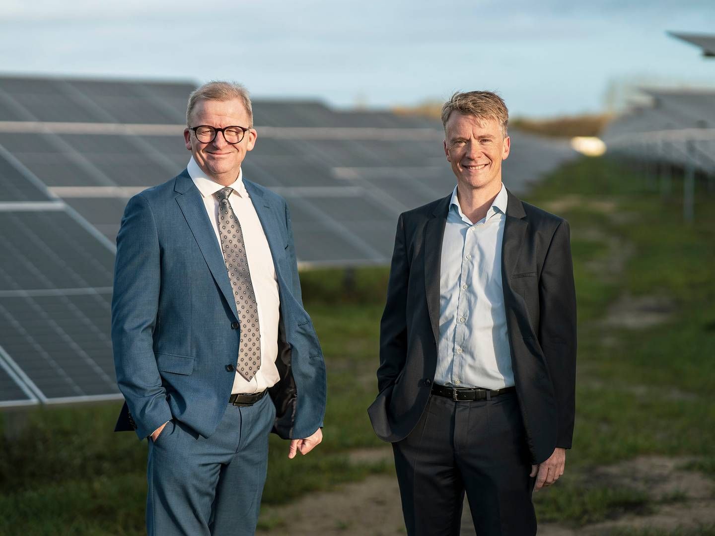 På billedet JN Datas finansdirektør Jacob Moesgaard (tv) og adm. direktør Søren Lindgaard. foran den nye solcellepark i Ådum. | Foto: Pr