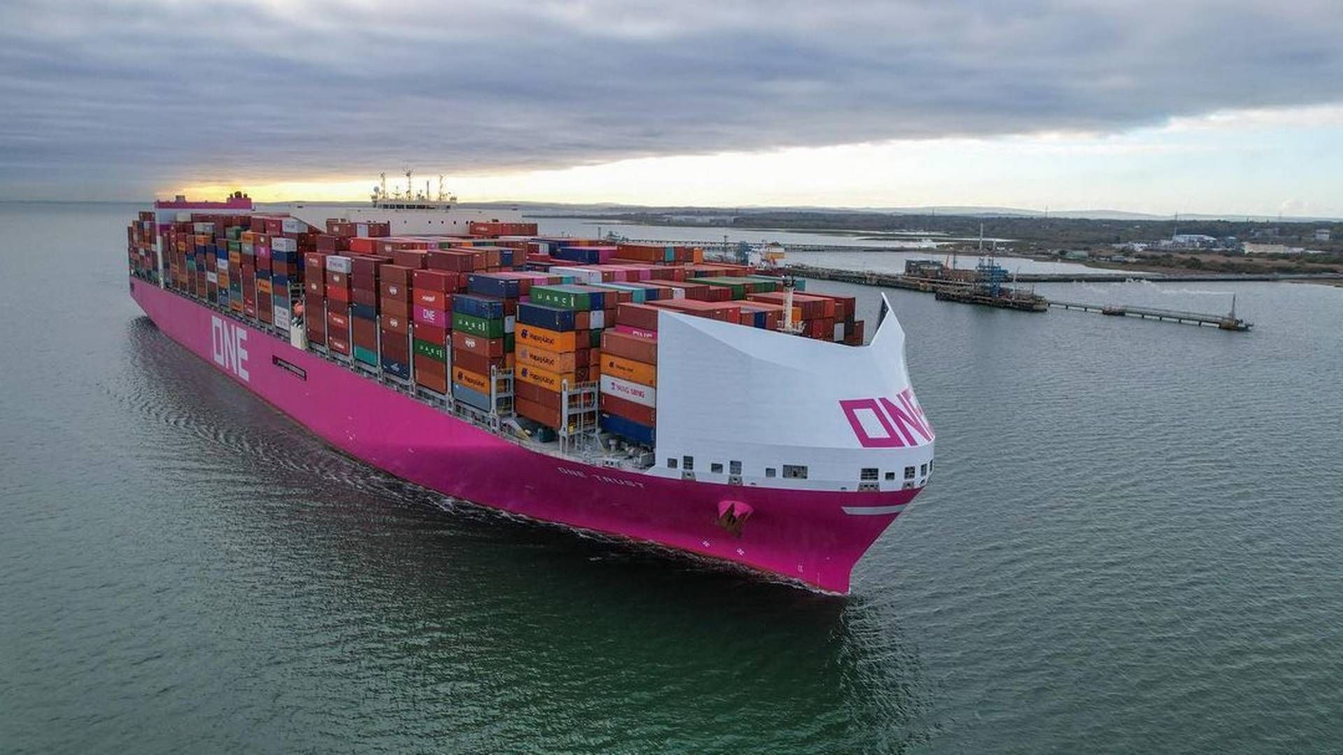 The new ships will be equipped with a special cover to reduce windage. | Photo: Ocean Network Express