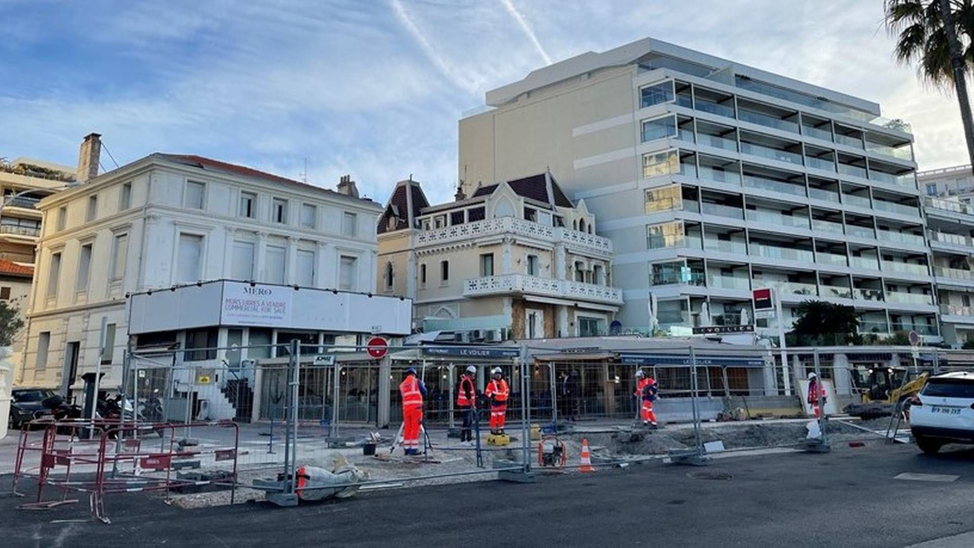 Cannes synes altid at være under ombygning. Godt det samme, for det er ikke alle bygninger langs strandpromenaden La Croisette, der er lige smukke. | Foto: Peter S. Mygind / Watch Medier