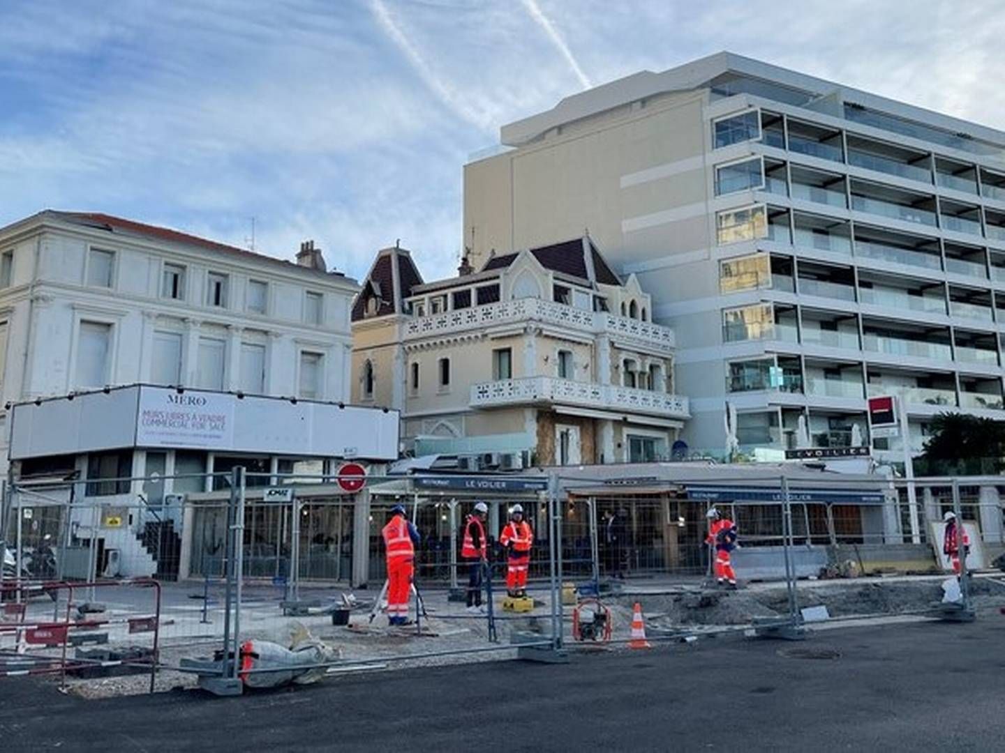 Cannes synes altid at være under ombygning. Godt det samme, for det er ikke alle bygninger langs strandpromenaden La Croisette, der er lige smukke. | Foto: Peter S. Mygind / Watch Medier
