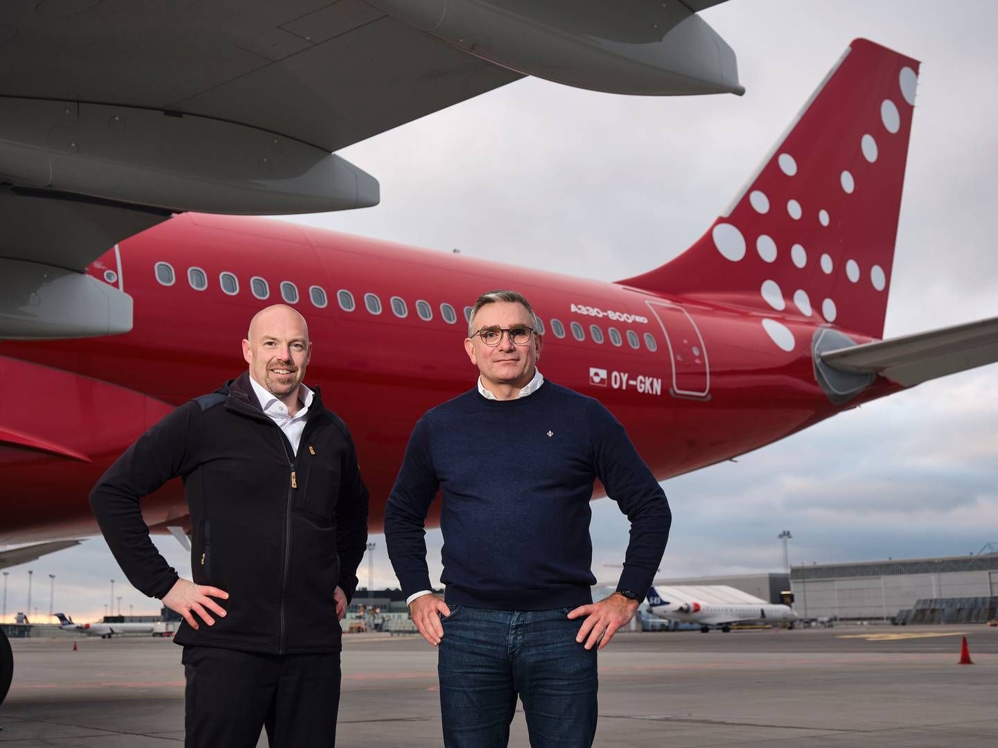 Jakob Nitter Sørensen, adm. direktør for Air Greenland og Ulrik V. Brendstrup, adm. direktør for DCC & Shell Aviation. | Foto: Pr / Dcc&shell Aviation Denmark