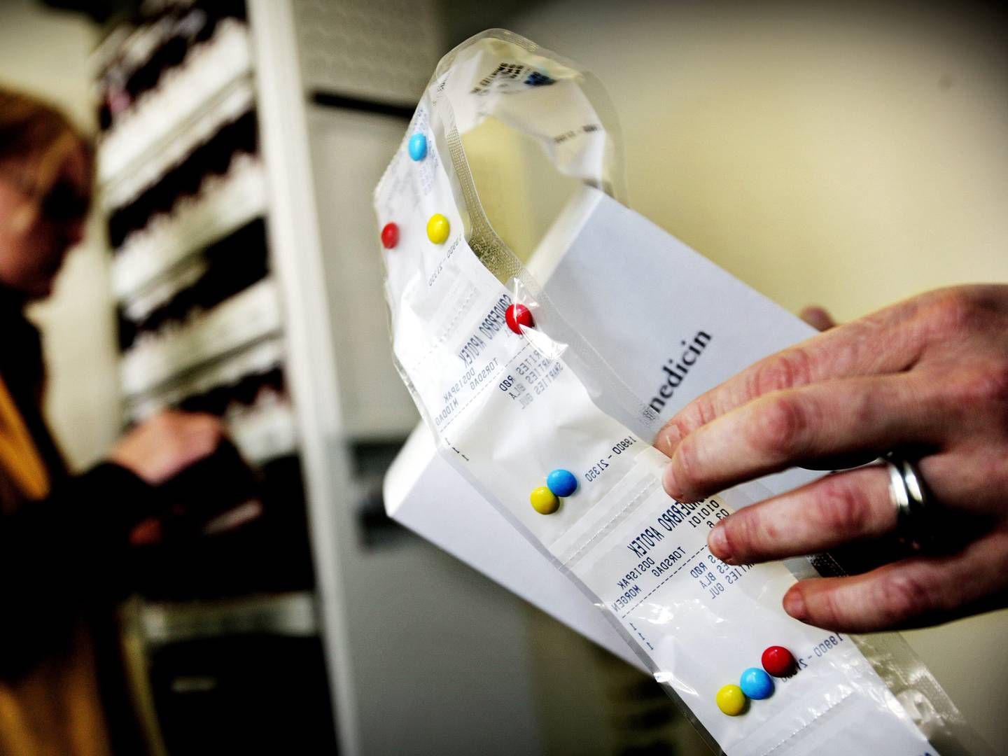 Med en ny aftale er det forventningen, at flere patienter kommer på ordningen med dosispakkede medicin, som er er medicin, der maskinelt pakkes i de rette doser til den enkelte patient allerede på apoteket. | Foto: Martin Lehmann/Politiken/Ritzau Scanpix