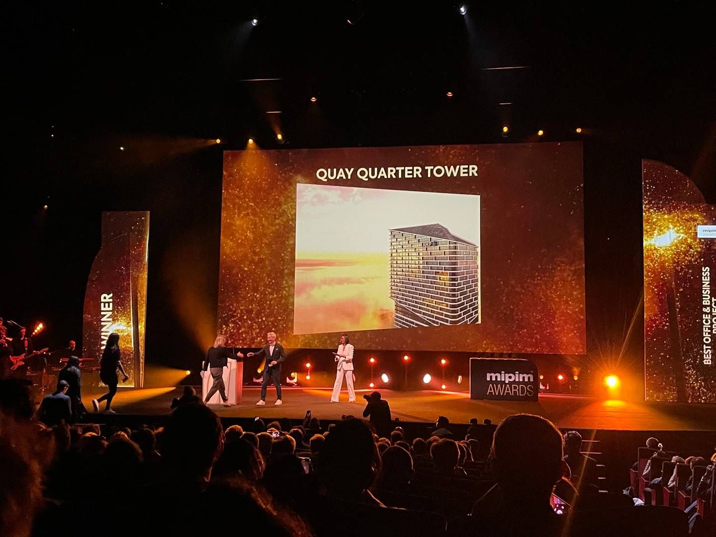 Sådan så det ud, da der i 2023 blev delt Mipim-priser ud, og aktørerne bag Quay Quarter Tower i Sydney, Australien, vandt i kategorien Best Office & Business Project, som danske Bjarke Ingels Group i år er nomineret i. | Foto: Maja Tvilum / Watch Medier