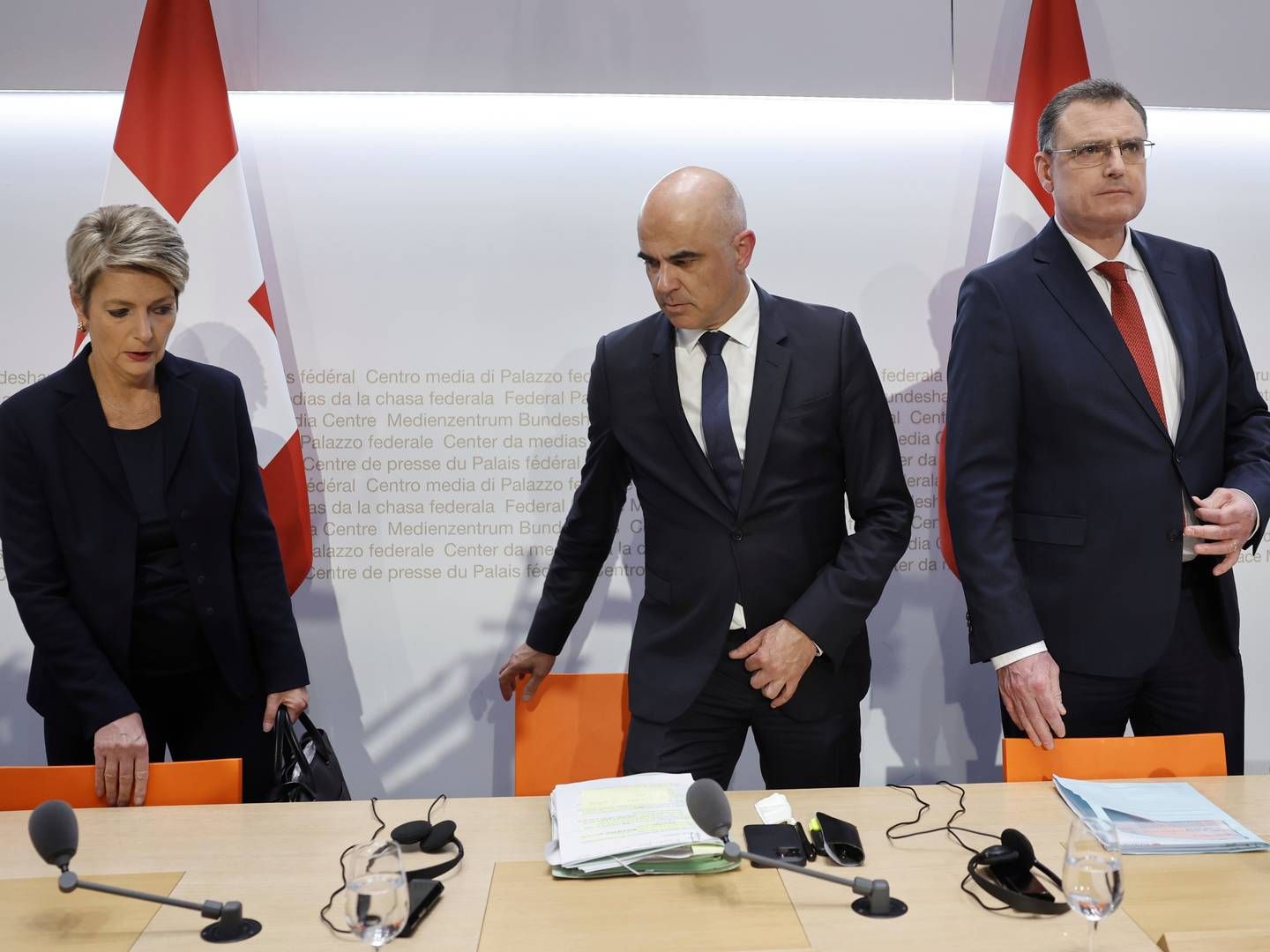 Sveits' president Alain Berset (i midten), finansminister Karin Keller-Sutter (til venstre) og sentralbanksjef Thomas J. Jordan samlet til en hasteinnkalt pressekonferanse søndag. | Foto: Peter Klaunzer / AP / NTB