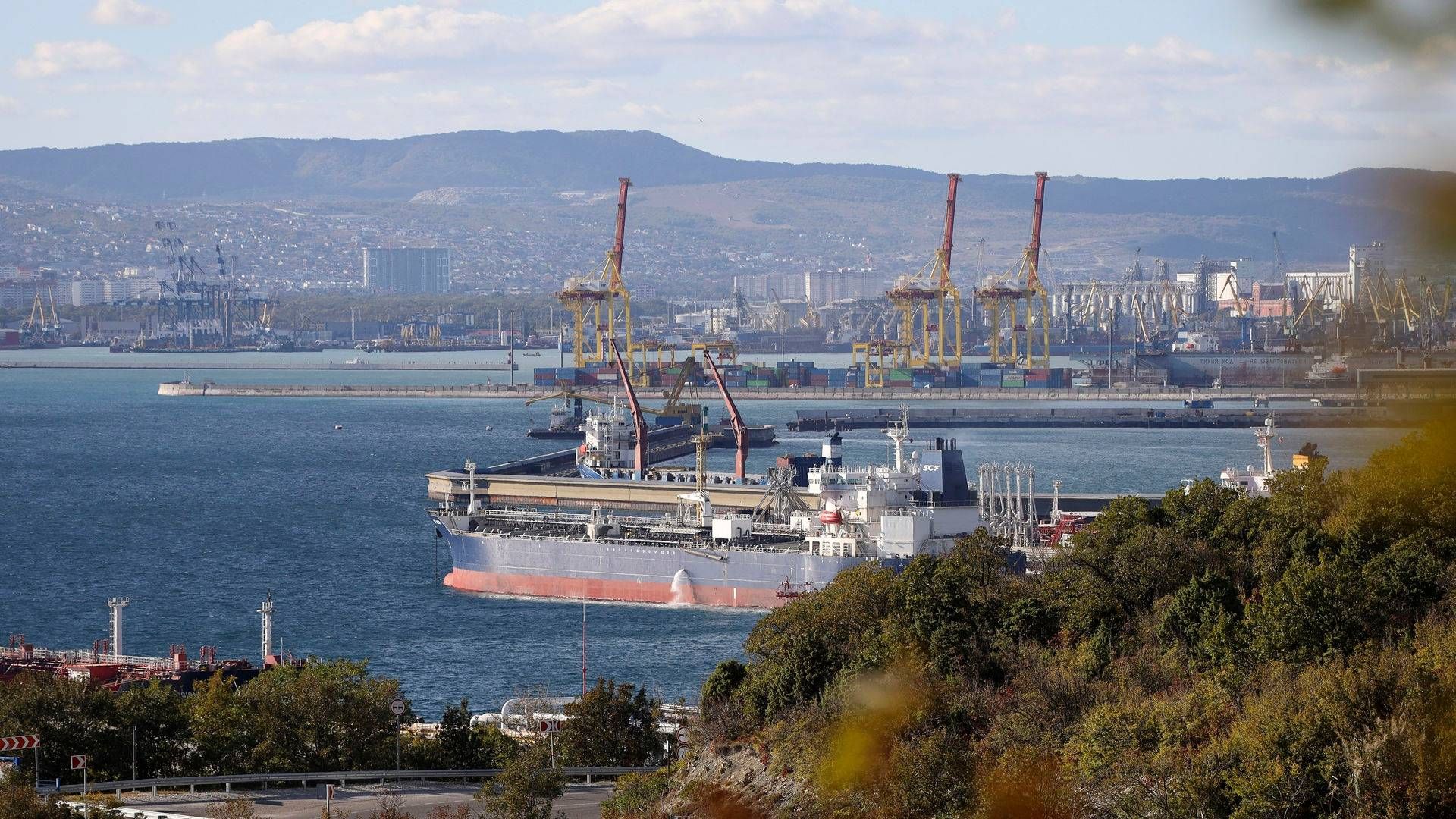 OMGÅR SANKSJONER: Russisk olje kan lovlig ende i Europeiske skip ved å blande den med annen olje og/eller når den bearbeides gjennom et raffineri. | Foto: Scanpix