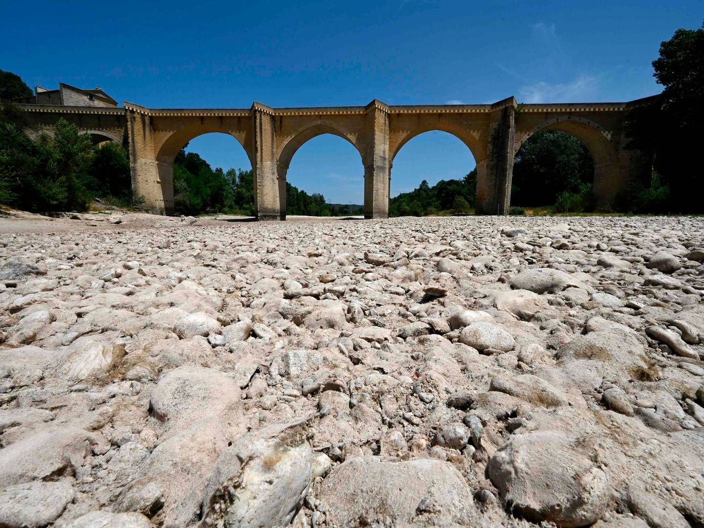 Blandt andet hedebølgerne er blevet voldsommere som her i Sydfrankrig i sommeren 2022, hvor floden Gardon var tørret fuldstændig ud. | Photo: Pascal Guyot/AFP/Ritzau Scanpix