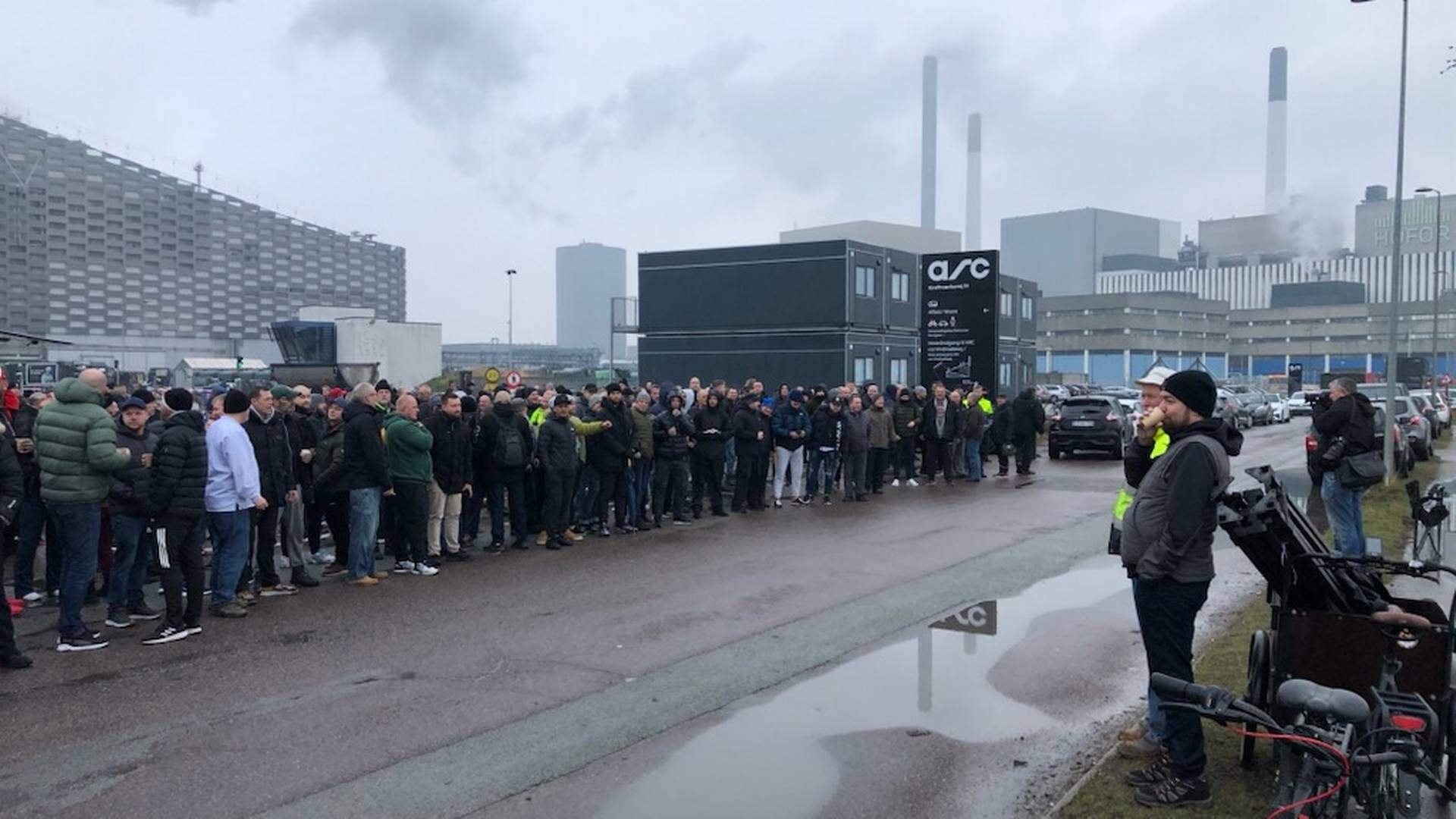 Renovationsarbejderne blokerede onsdag morgen indgangen til Amager Bakke. | Foto: Michael Johansen