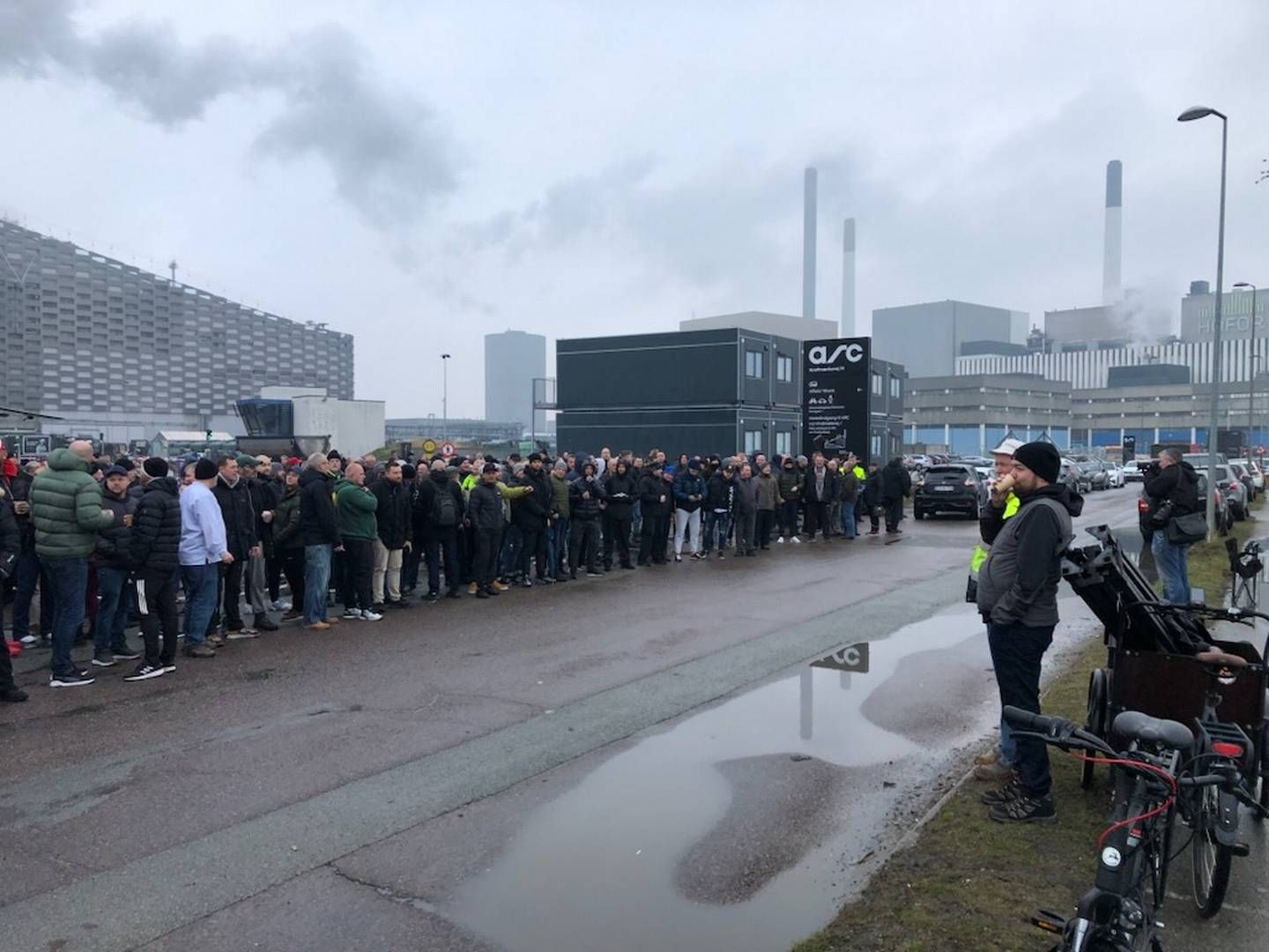 Renovationsarbejderne blokerede onsdag morgen indgangen til Amager Bakke. | Foto: Michael Johansen