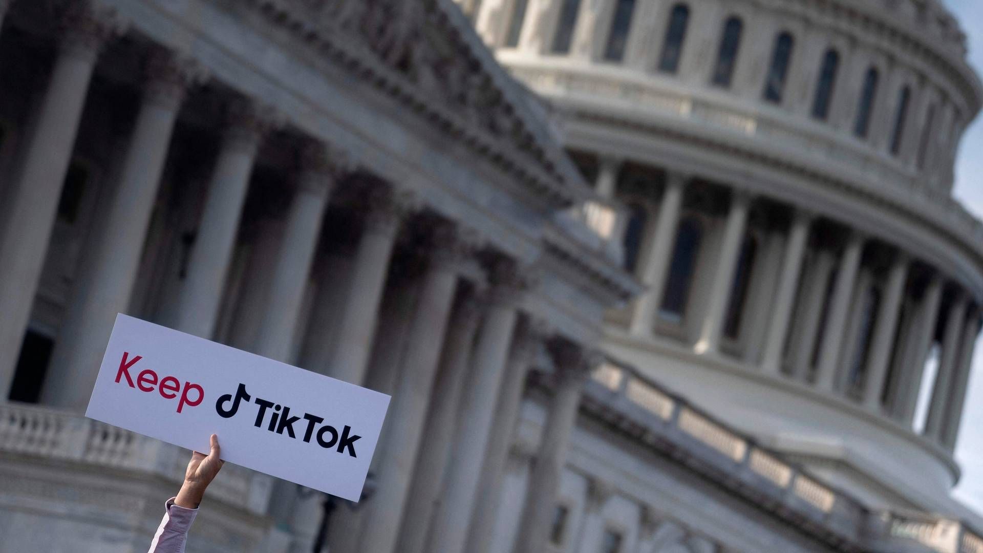 En gruppe brugere og enkelte politikere var mødt op til en demonstration og pressekonference foran Capitol Hill i Washington D.C. | Foto: Brendan Smialowski/AFP/Ritzau Scanpix
