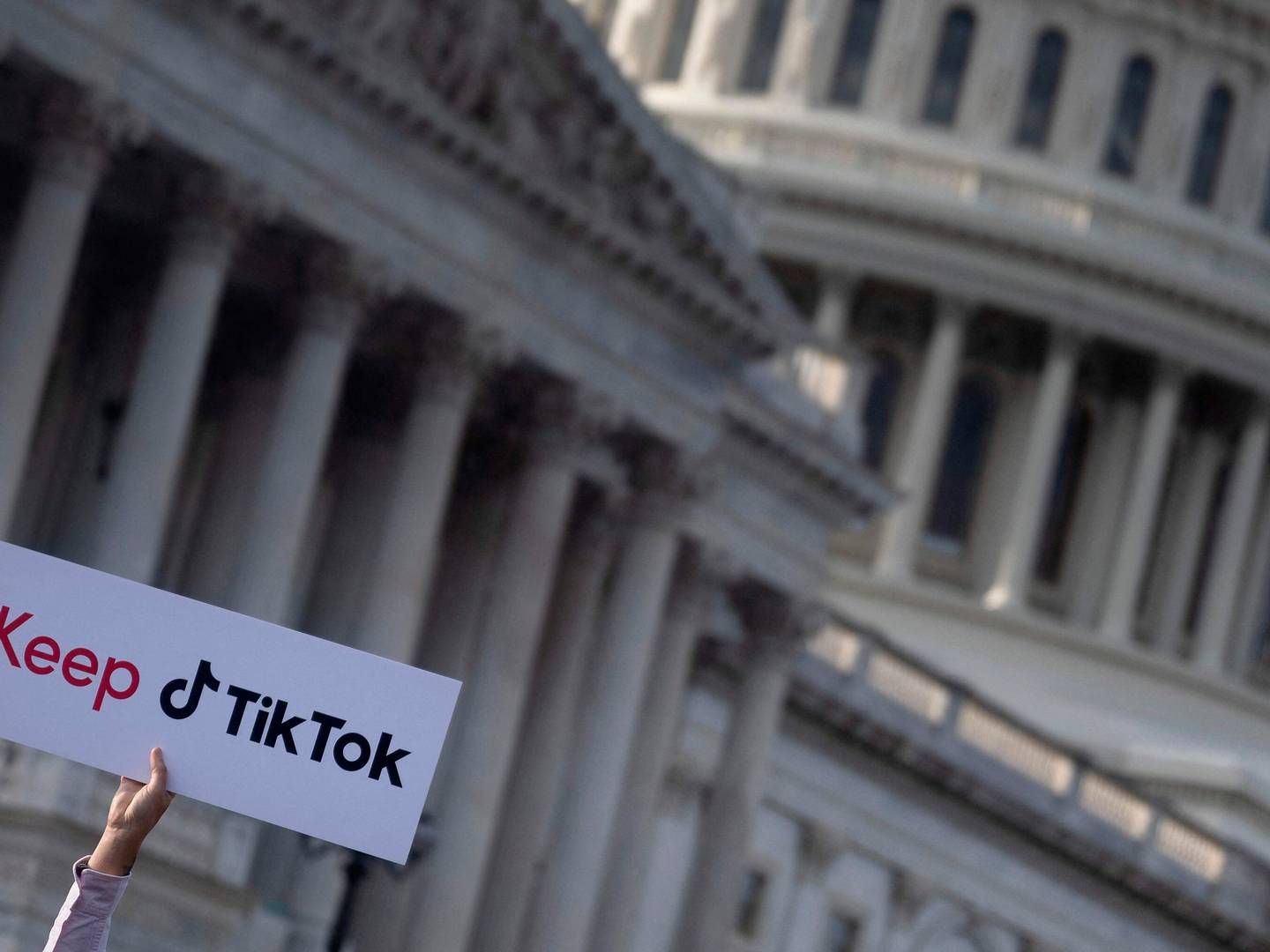 En gruppe brugere og enkelte politikere var mødt op til en demonstration og pressekonference foran Capitol Hill i Washington D.C. | Foto: Brendan Smialowski/AFP/Ritzau Scanpix