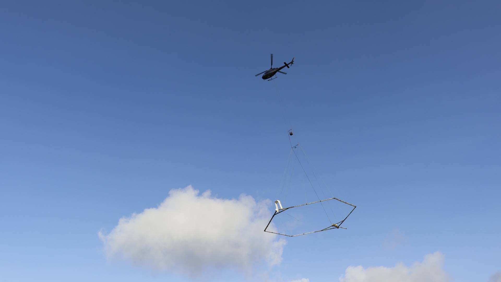Helikopteren med en stor vanddetektor hængende under sig på jagt efter vand til Din Forsynings nye vandværk i Varde. | Foto: Din Forsyning / Pr
